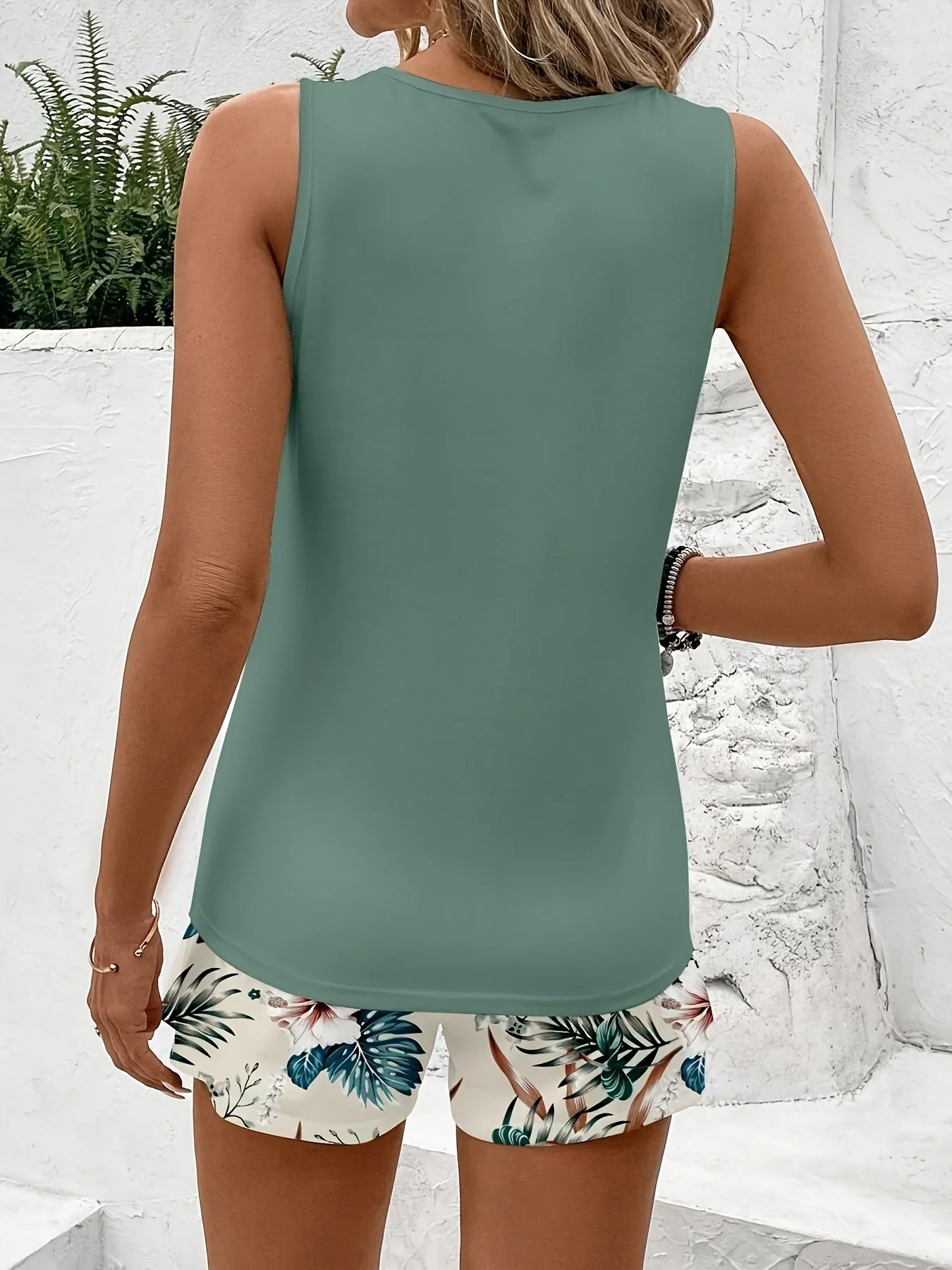 Damen Sommer Set – Ärmelloses Oberteil und Blumen-Shorts, Casual Stil, Perfekt für Urlaub und Freizeit - Image 2
