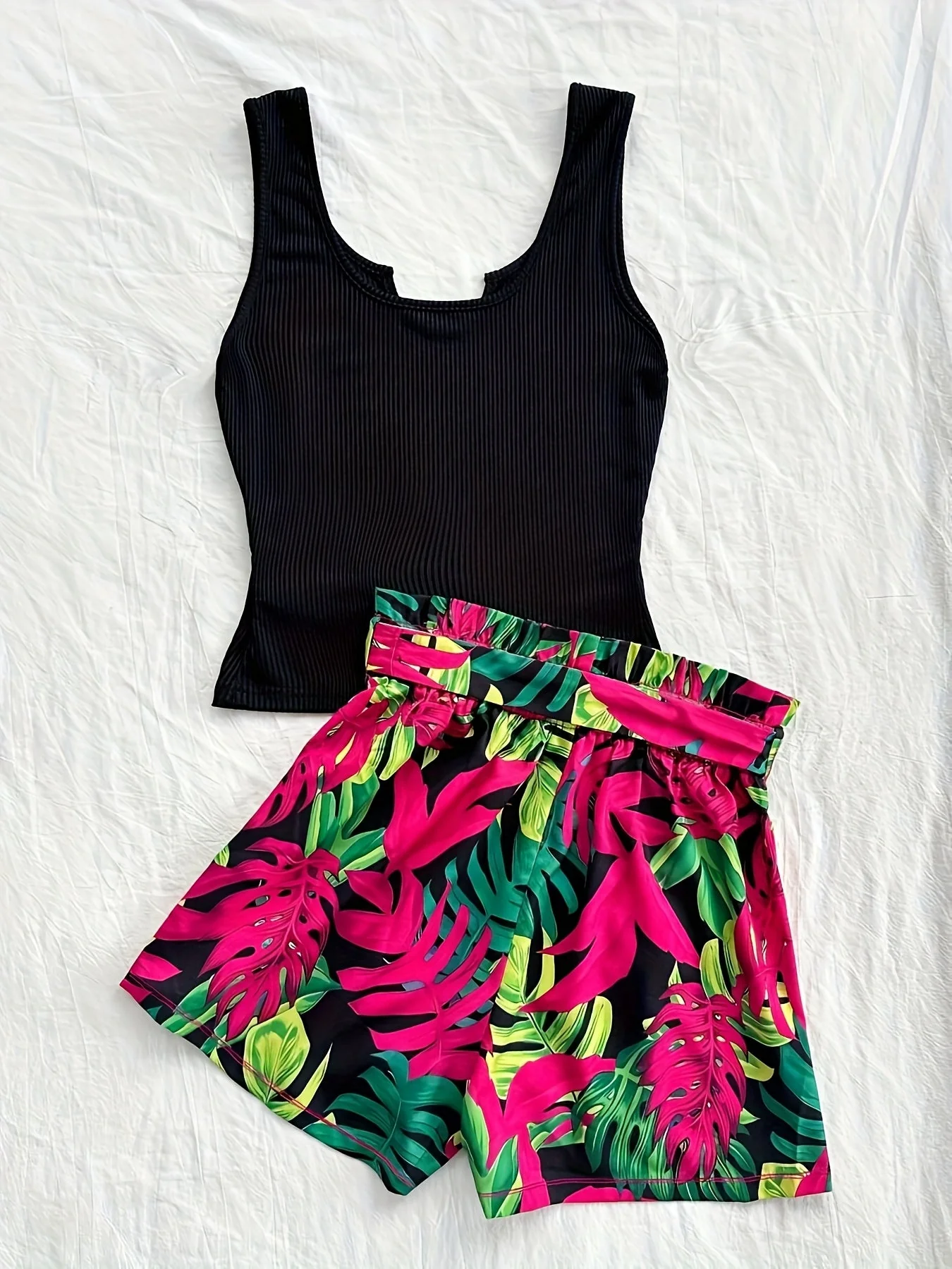 Damen Sommer Zweiteiler Set – Tropische Shorts und Geripptes Top für Urlaub und Freizeit - Image 3