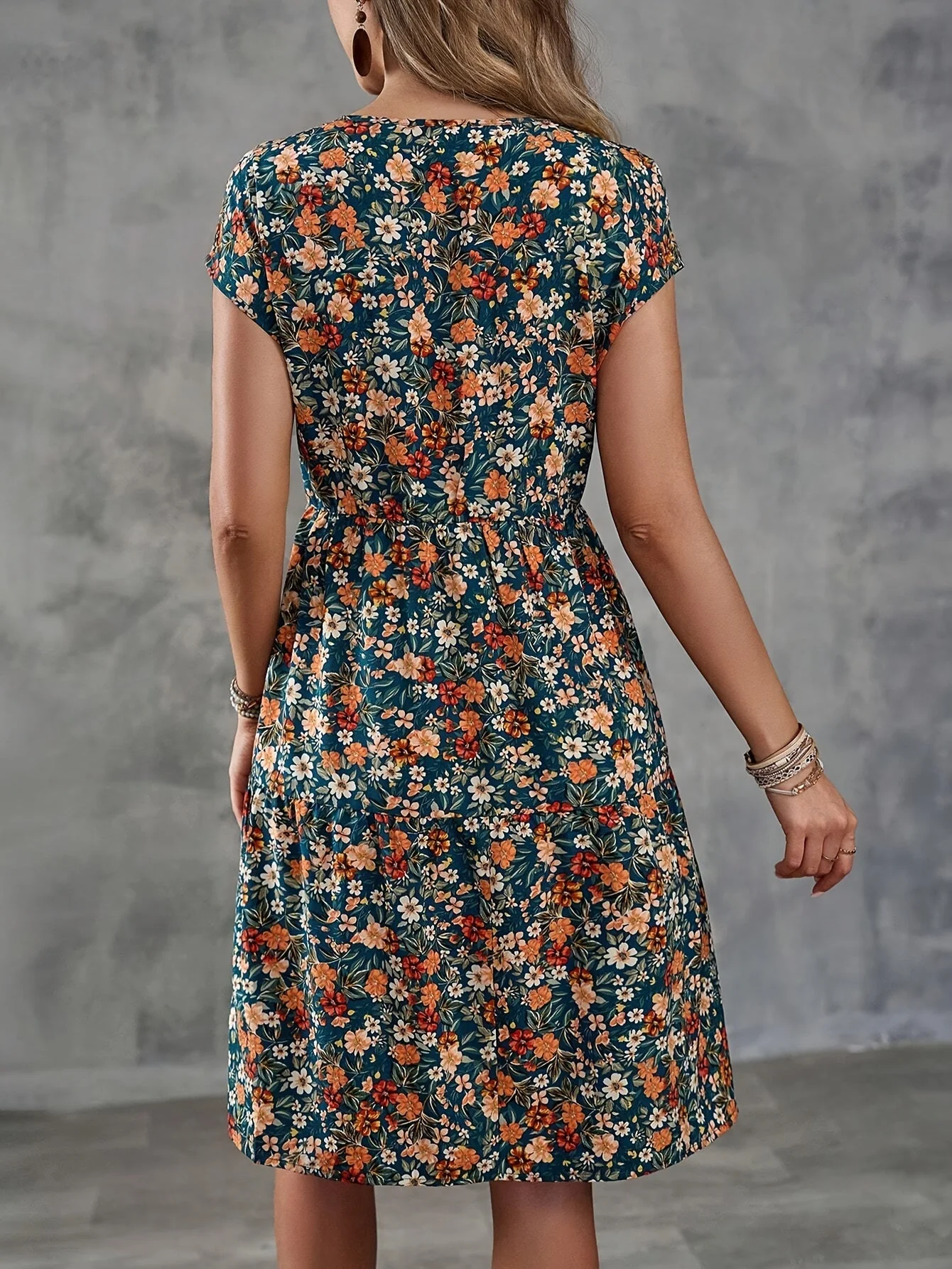 Damen Sommerkleid mit Blumenmuster – Freizeit & Urlaub, A-Linien-Kleid, Knielang, Kurzarm - Image 3