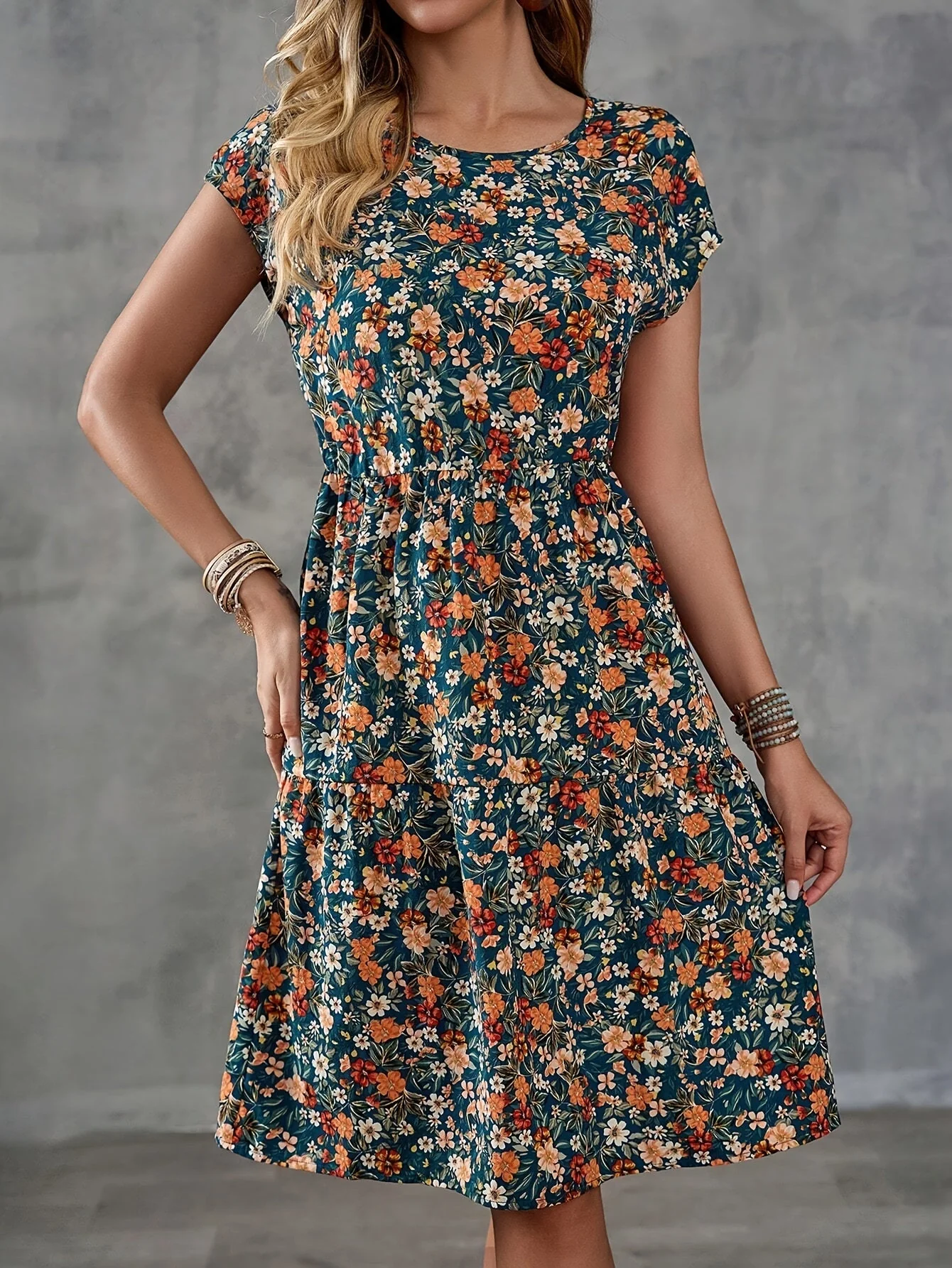 Damen Sommerkleid mit Blumenmuster – Freizeit & Urlaub, A-Linien-Kleid, Knielang, Kurzarm - Image 5