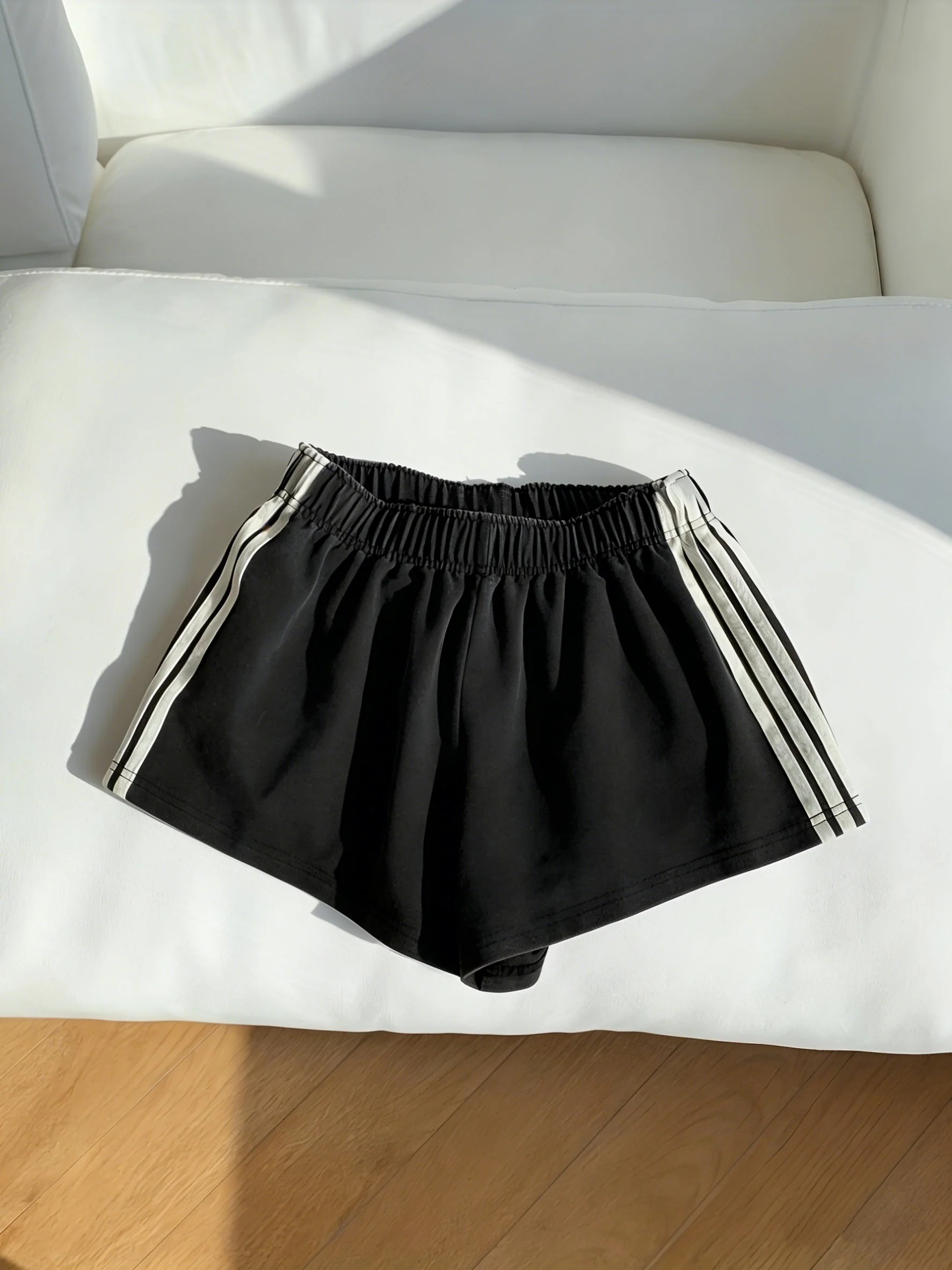 Damen Sport Shorts mit Streifen – Lässige Laufshorts für Freizeit und Fitness