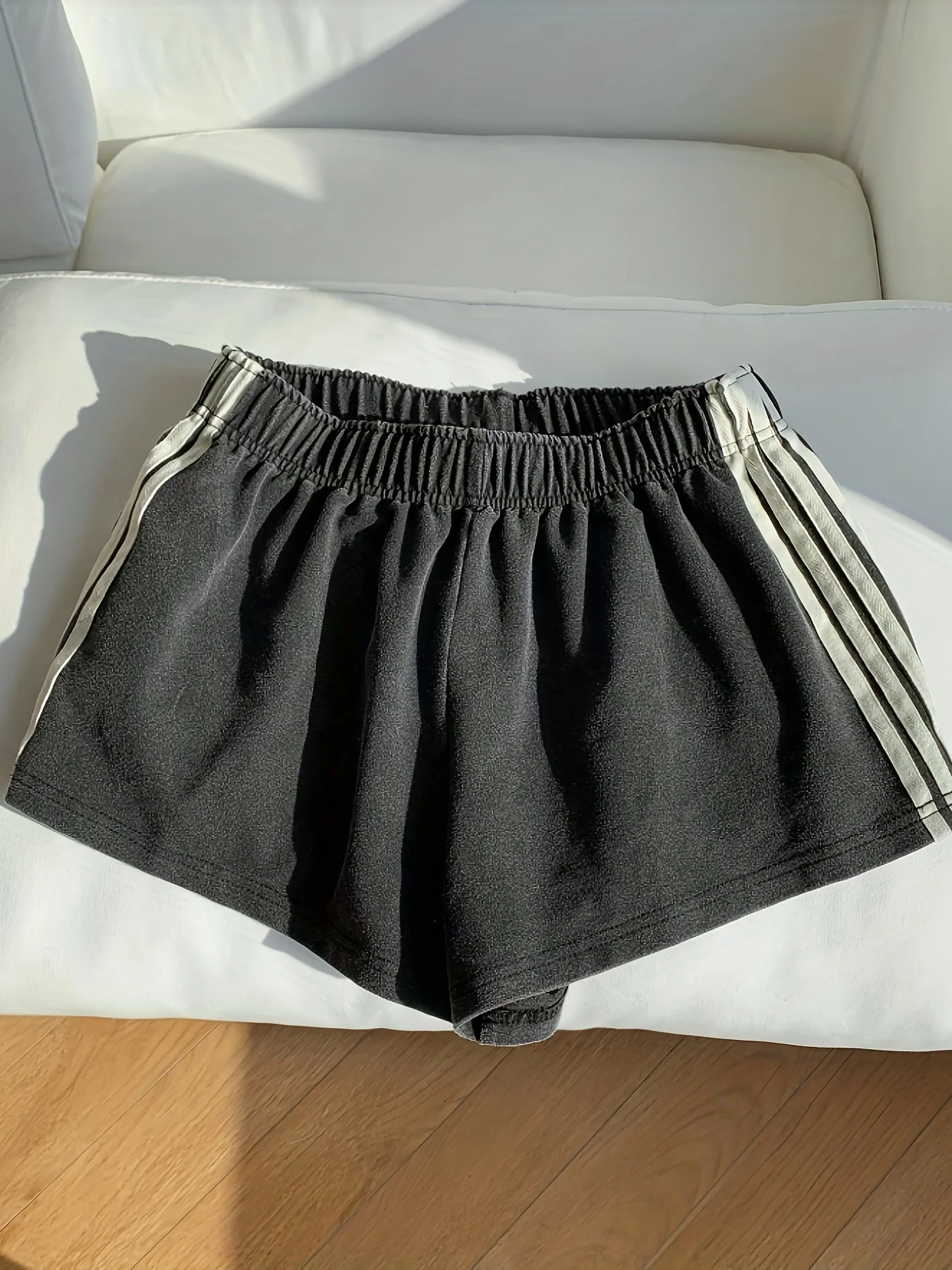 Damen Sport Shorts mit Streifen – Lässige Laufshorts für Freizeit und Fitness - Image 4