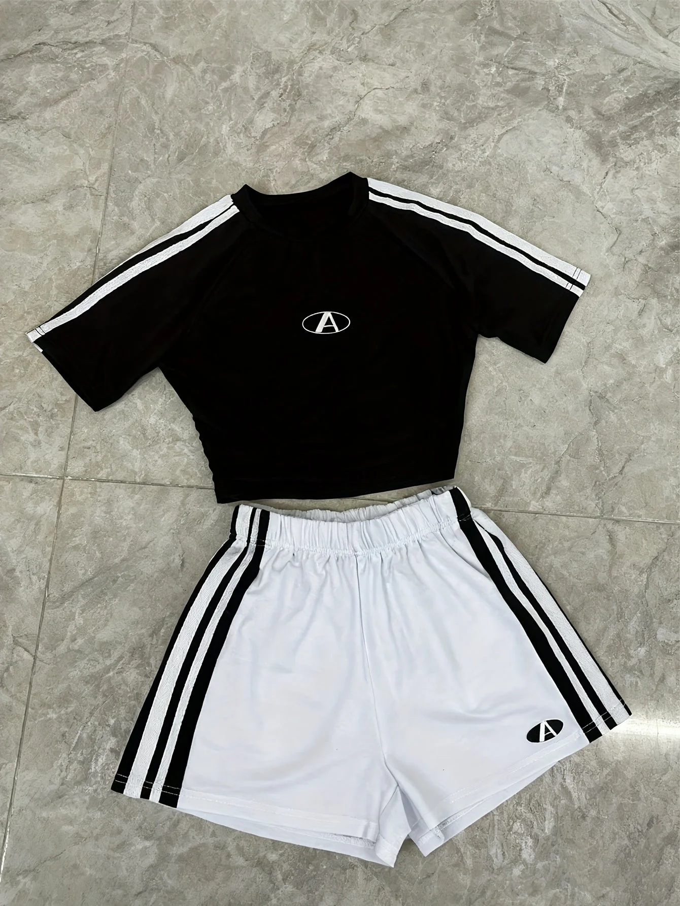 Damen Sport Zweiteiler Set – Trendiges Crop Top & Shorts für Fitness und Freizeit - Image 2