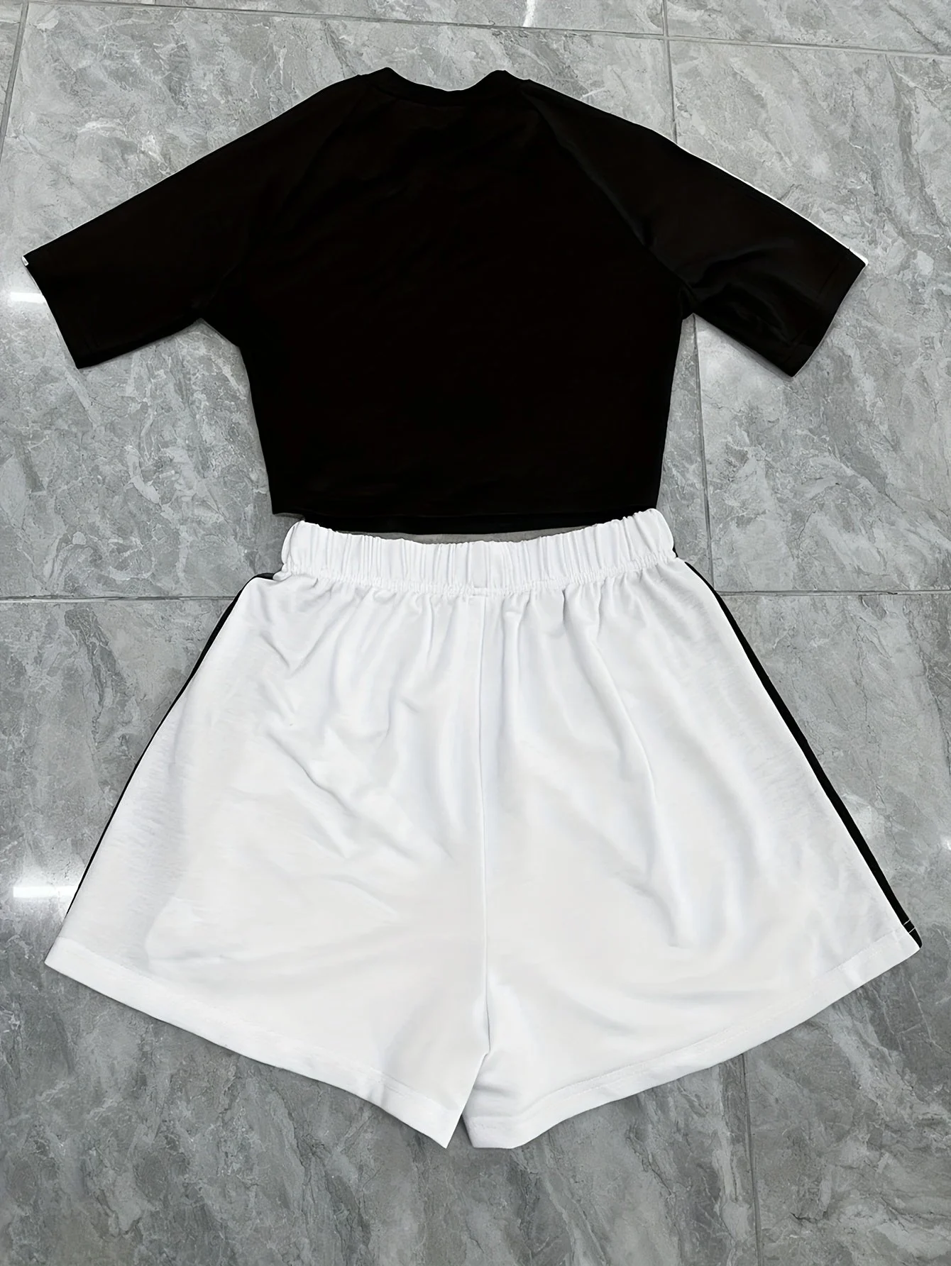 Damen Sport Zweiteiler Set – Trendiges Crop Top & Shorts für Fitness und Freizeit - Image 3