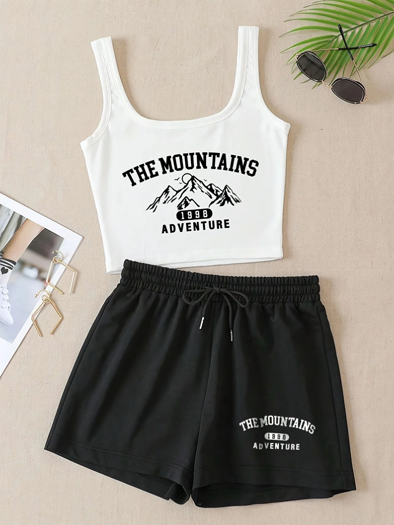 Damen Sportliches Freizeit-Set mit Print "The Mountains Adventure" – Top & Shorts – Perfekt für Sommer & Outdoor Aktivitäten - Image 2