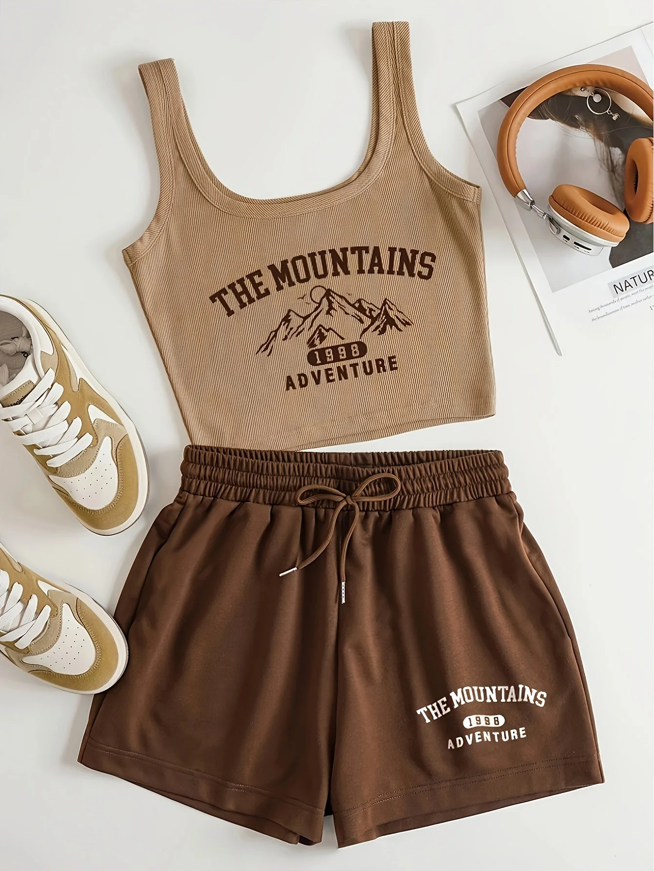 Damen Sportliches Freizeit-Set mit Print "The Mountains Adventure" – Top & Shorts – Perfekt für Sommer & Outdoor Aktivitäten - Image 3