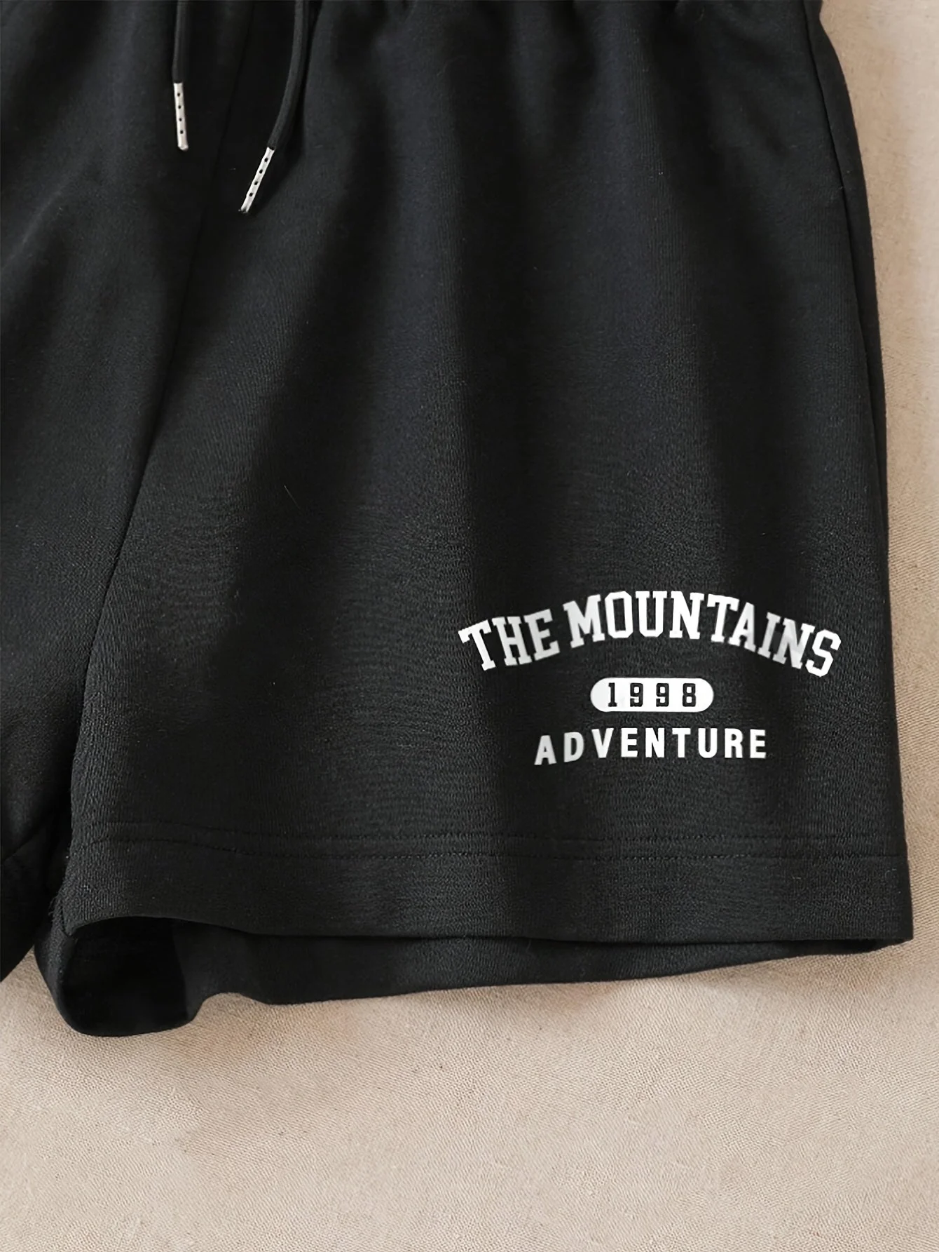 Damen Sportliches Freizeit-Set mit Print "The Mountains Adventure" – Top & Shorts – Perfekt für Sommer & Outdoor Aktivitäten - Image 7