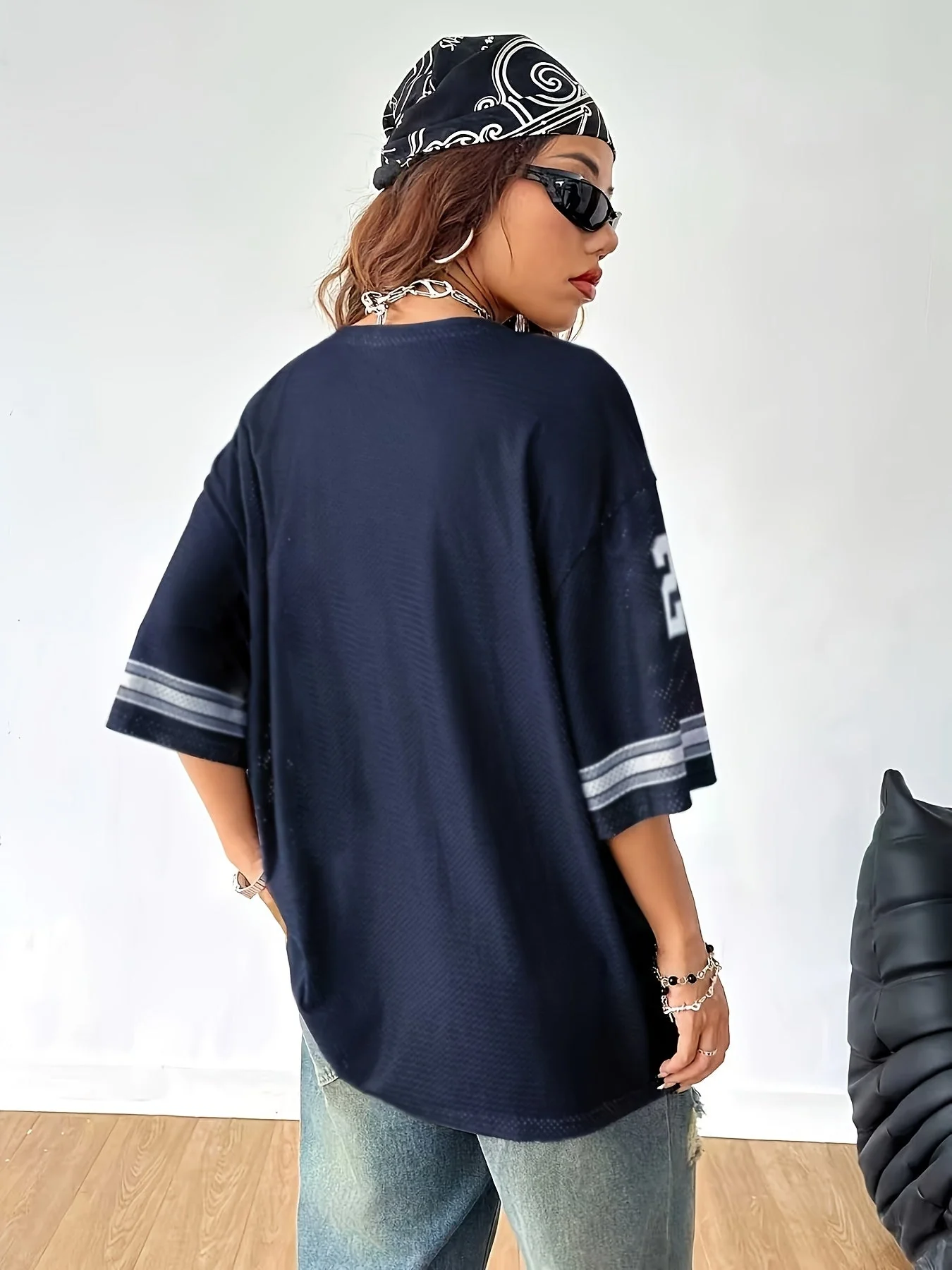 Damen Streetwear Oversize Jersey Shirt mit Nummernprint und Weiten Destroyed Jeans – Urbaner Casual-Look - Image 2