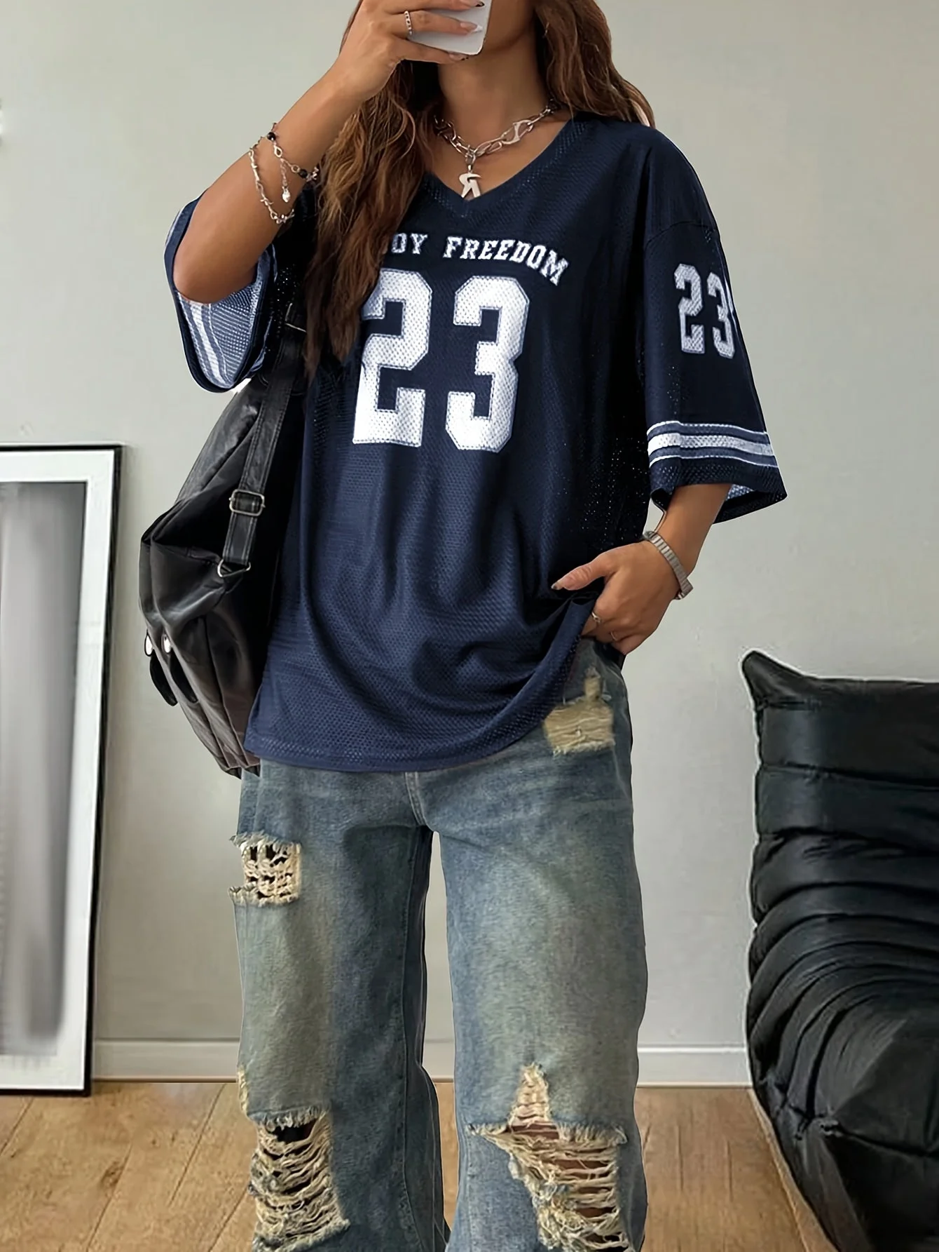 Damen Streetwear Oversize Jersey Shirt mit Nummernprint und Weiten Destroyed Jeans – Urbaner Casual-Look - Image 3