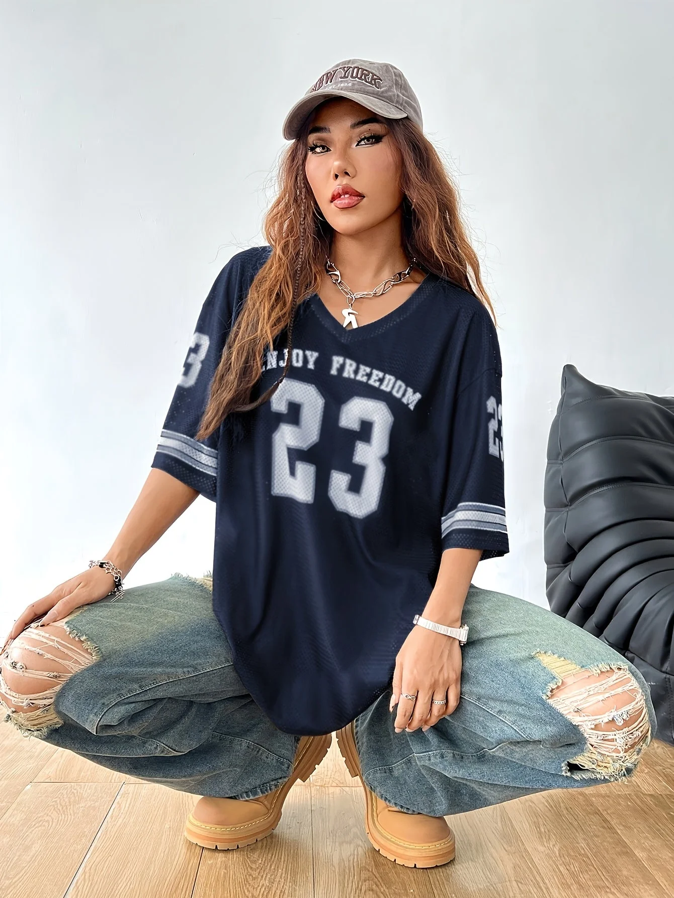 Damen Streetwear Oversize Jersey Shirt mit Nummernprint und Weiten Destroyed Jeans – Urbaner Casual-Look - Image 4