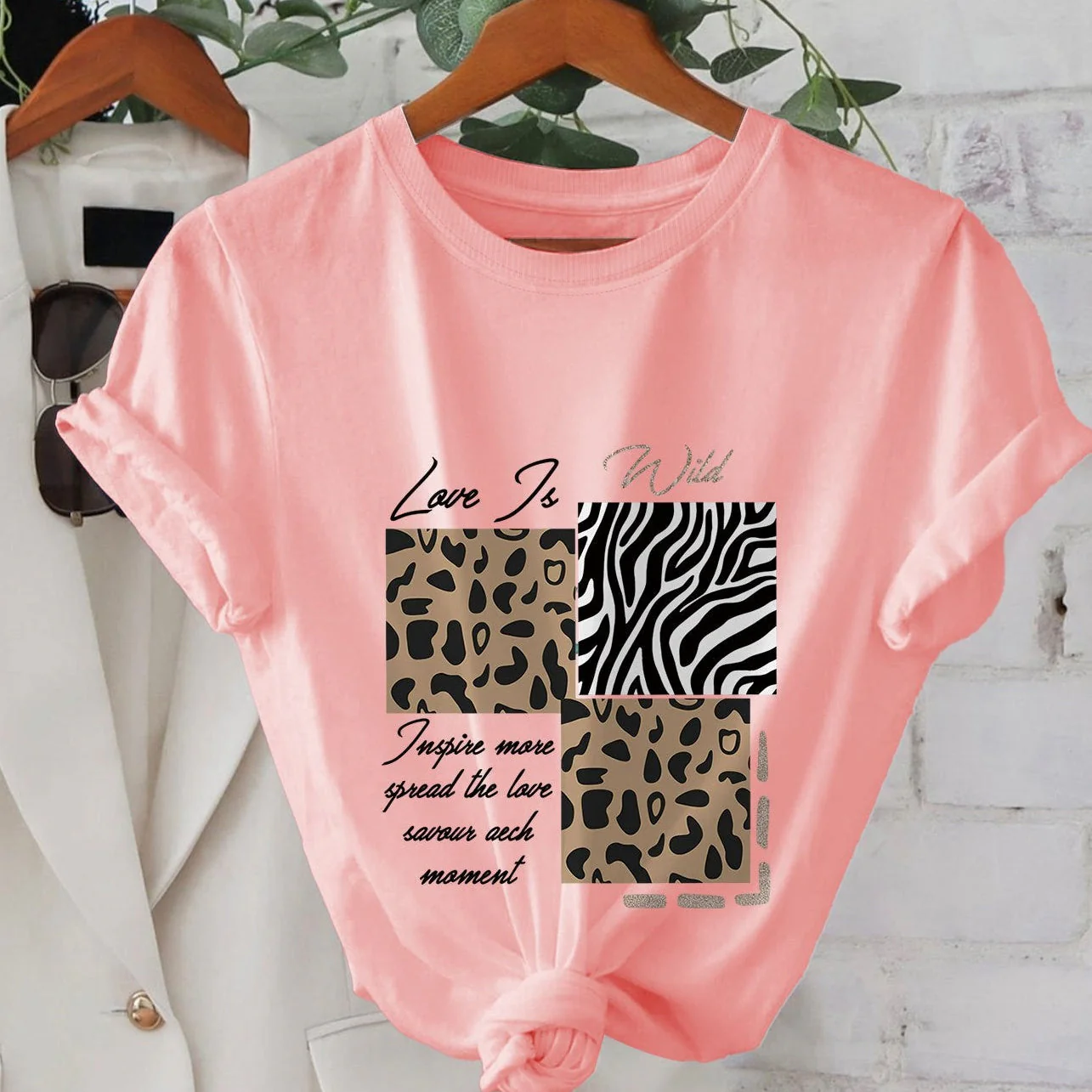 Damen T-Shirt mit Animal Print und inspirierendem Spruch – Modernes Freizeitshirt im Wild-Look
