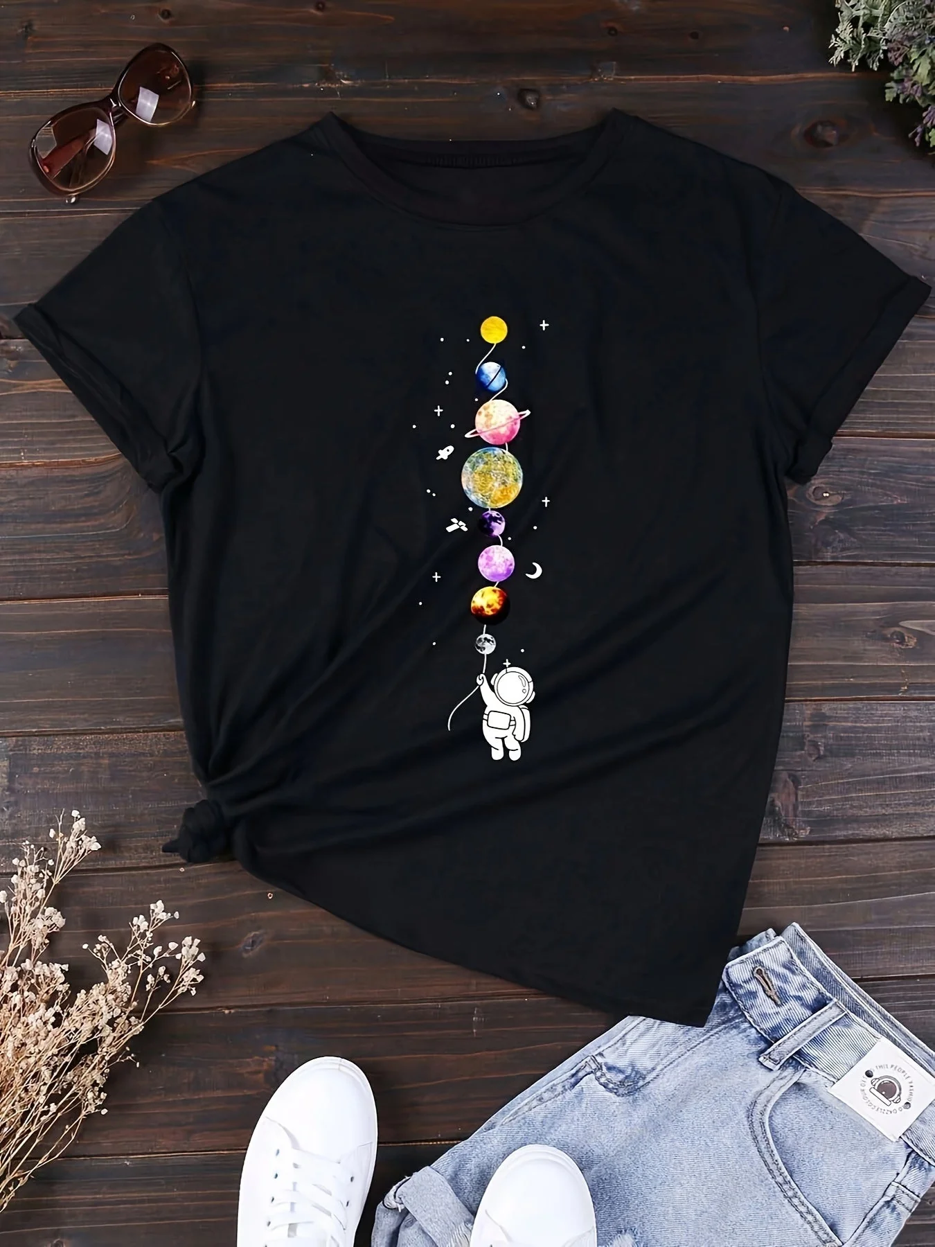 Damen T-Shirt mit Astronaut und Planeten – Casual Style für Alltag und Freizeit – Galaxie & Weltraum Motiv
