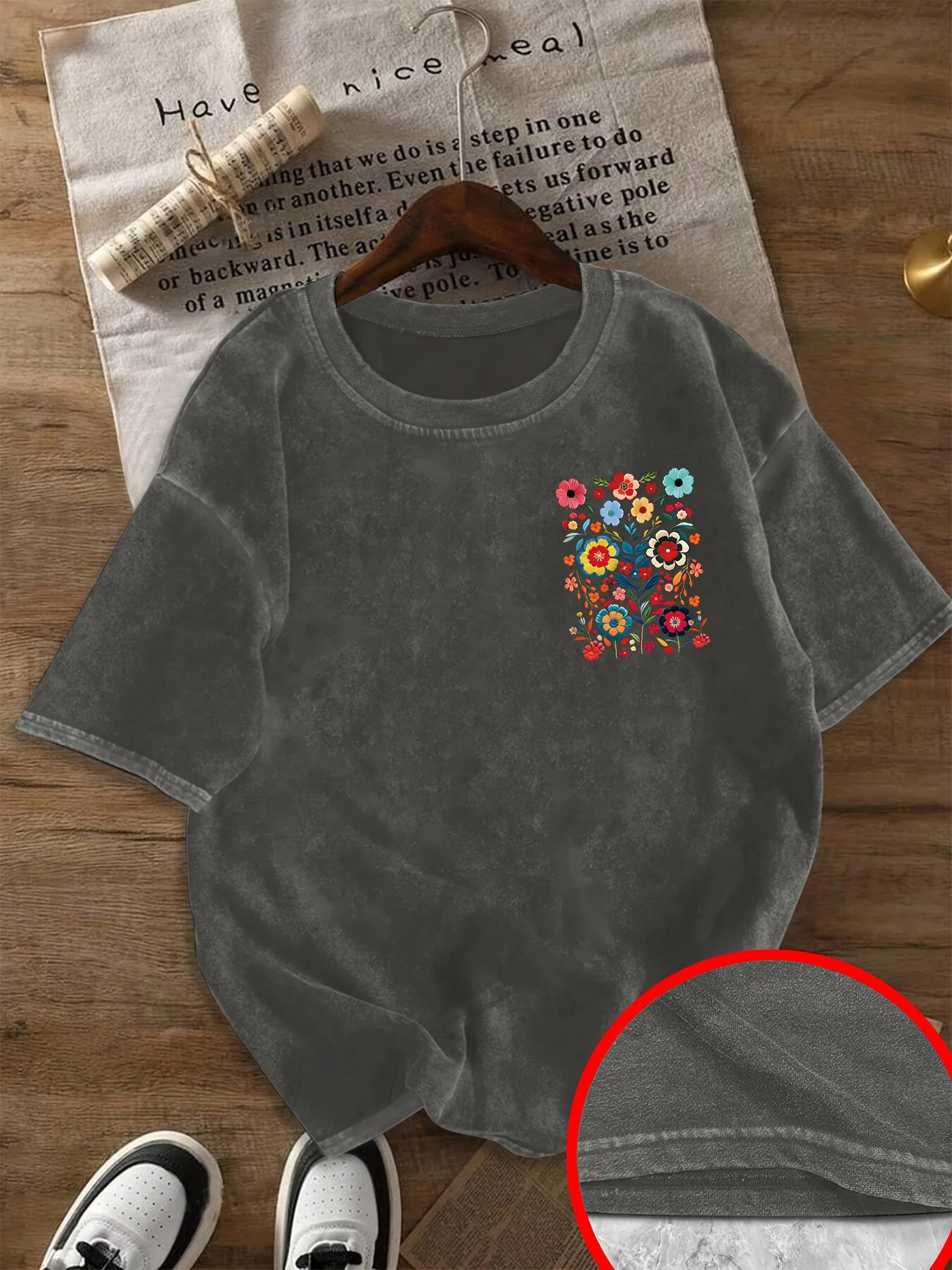 Damen T-Shirt mit buntem Blumen-Print im lässigen Style – Perfekt für Alltag und Freizeit