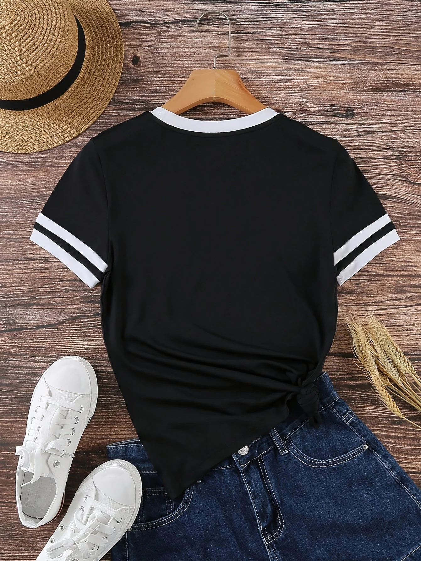 Damen T-Shirt mit Herz-Print und Kontraststreifen – Modisches Freizeitshirt für Frühling und Sommer - Image 2