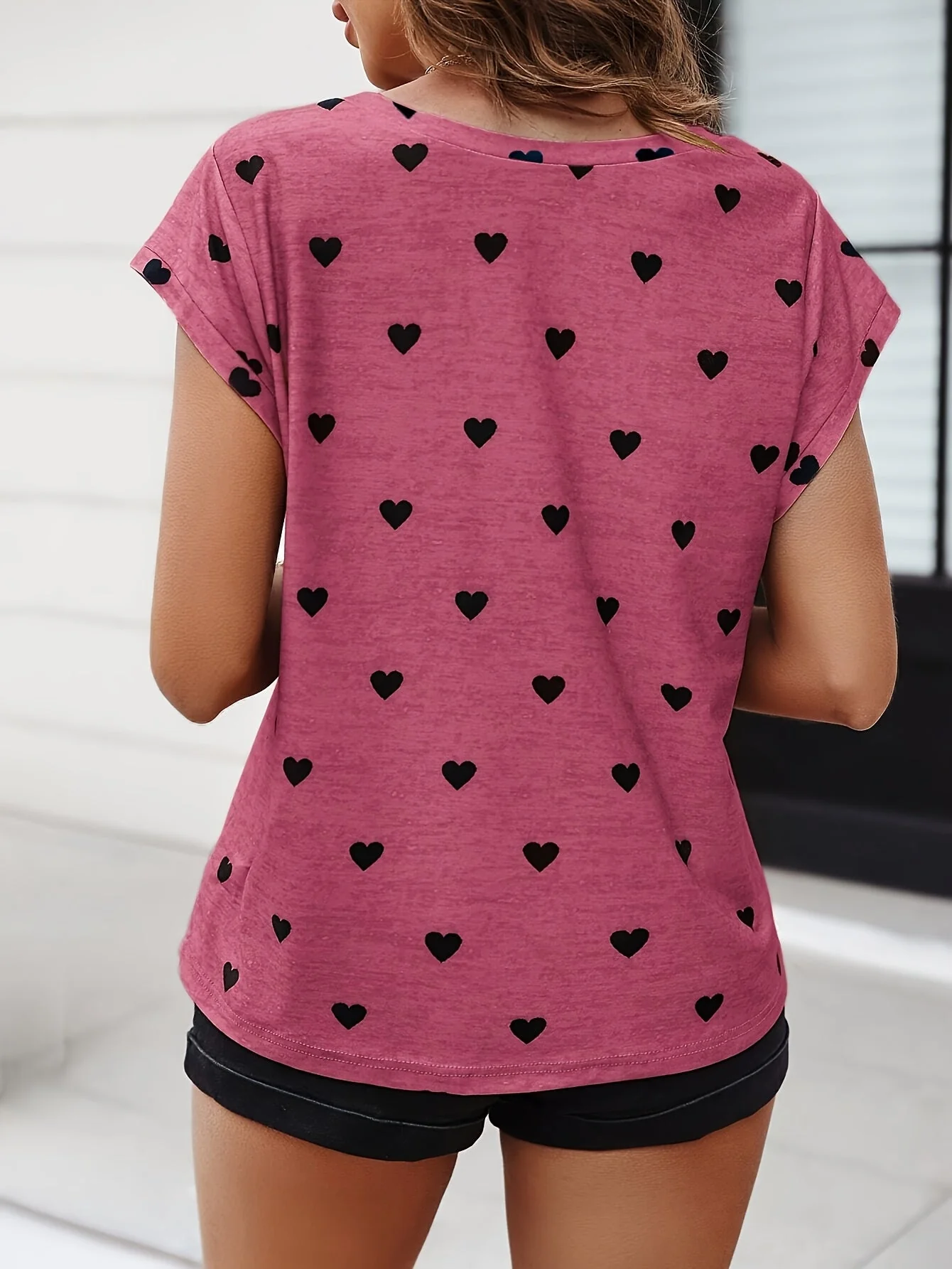 Damen T-Shirt mit Herzmuster, V-Ausschnitt, lässig und elegant für den Sommer - Image 10