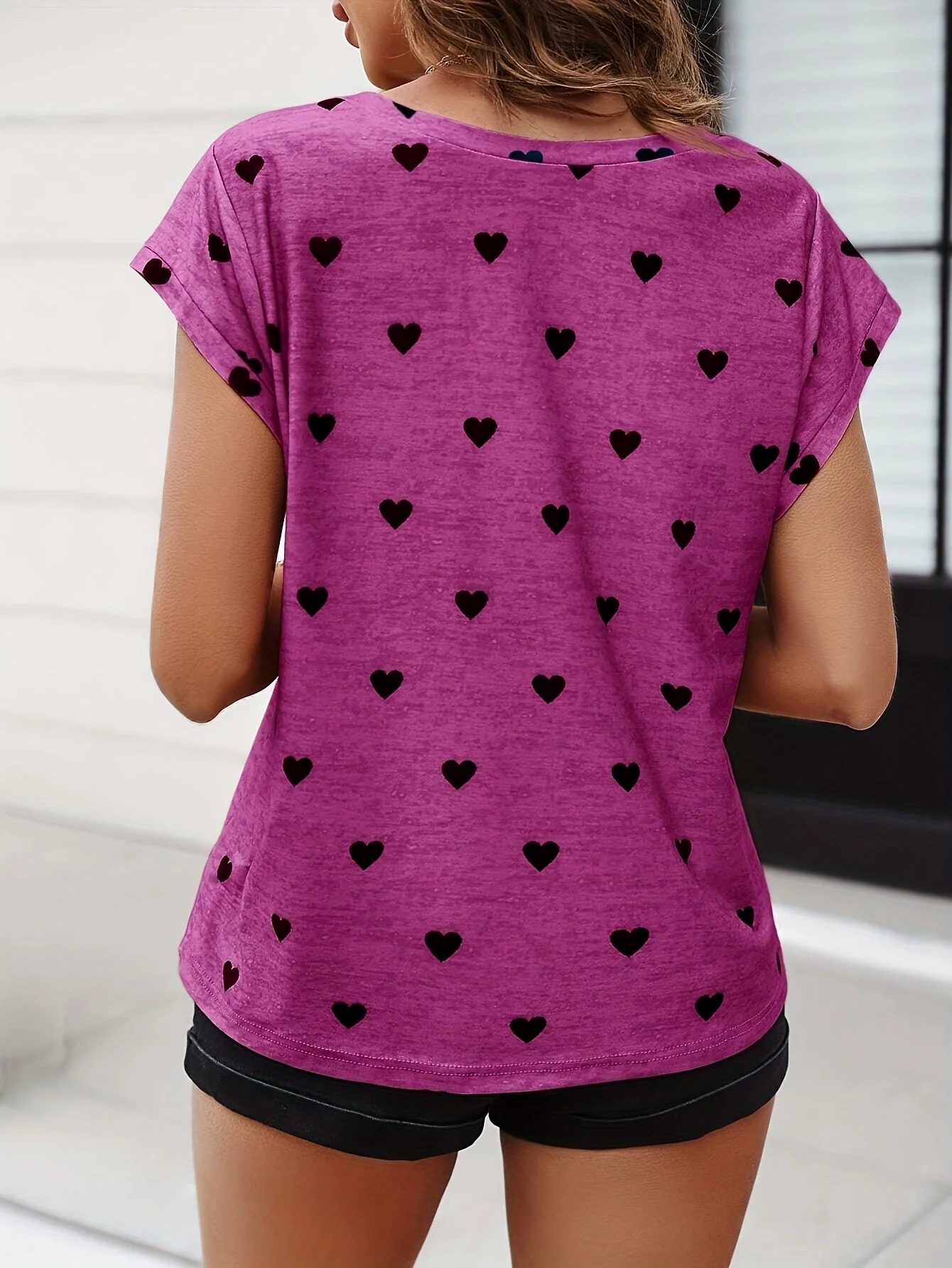 Damen T-Shirt mit Herzmuster, V-Ausschnitt, lässig und elegant für den Sommer - Image 9