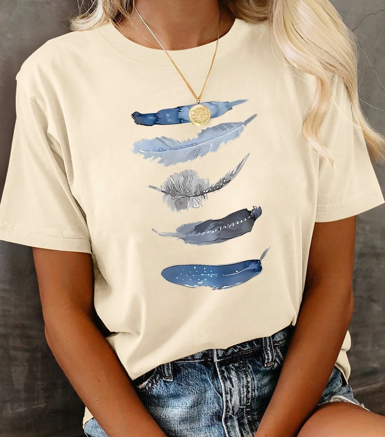 Damen T-Shirt mit künstlerischem Feder-Print, lässiges Design für Alltag und Freizeit - Image 3