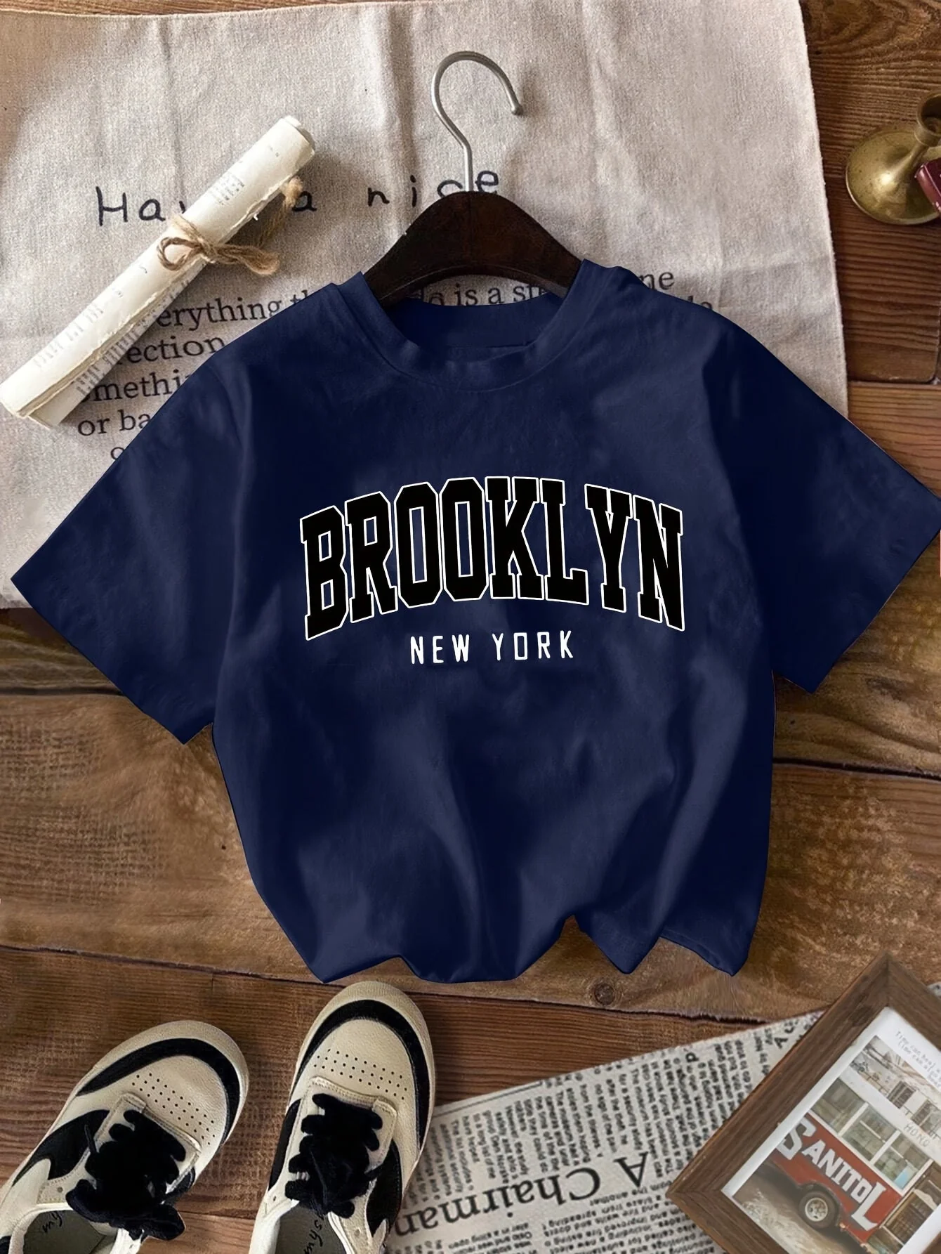 Damen Urban Streetwear T-Shirt „Brooklyn New York“ – Lässiger College-Stil für Freizeit und Alltag - Image 2