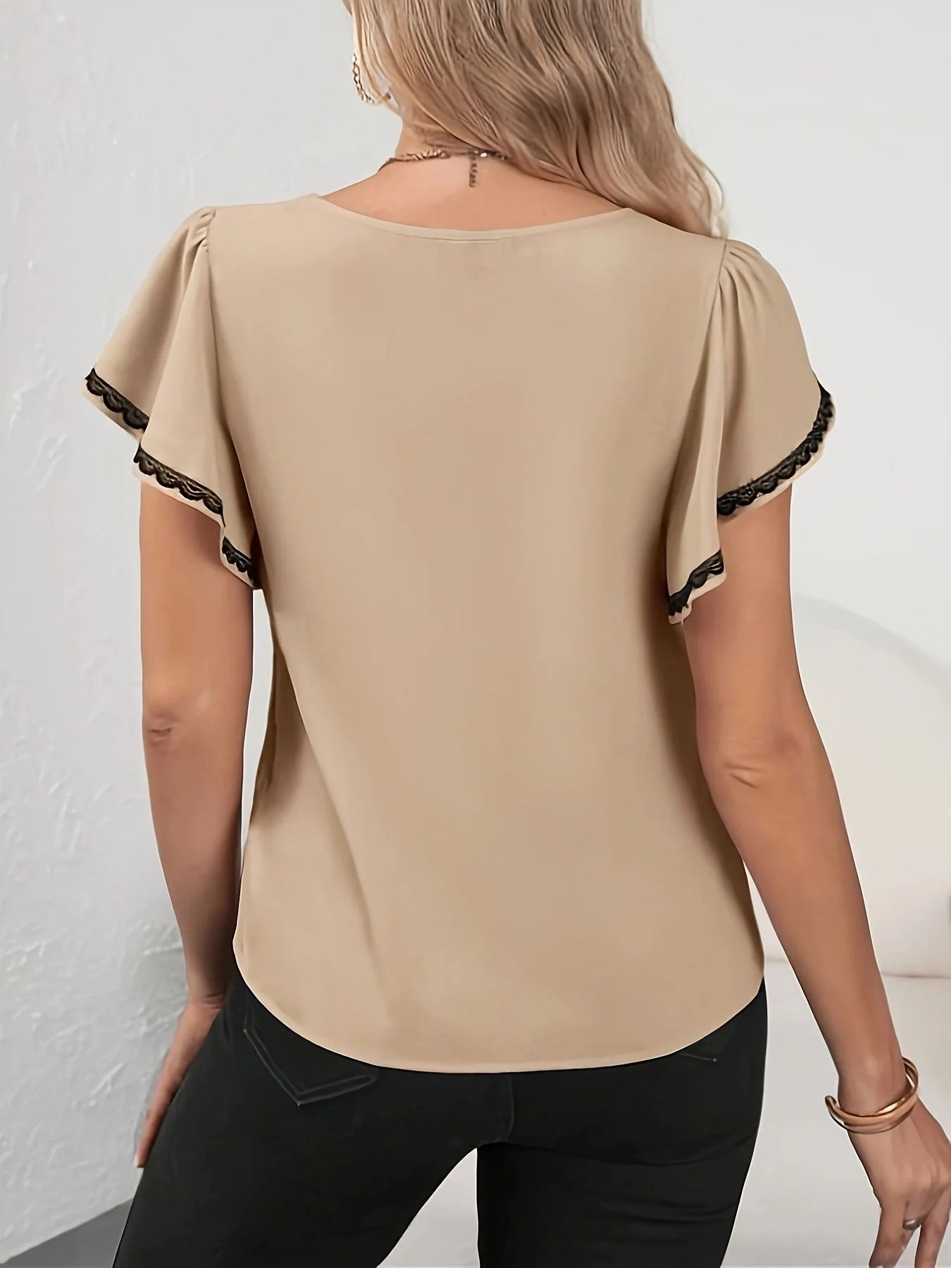 Damen V-Ausschnitt Bluse mit Volantärmeln und Spitzenbesatz – Elegante Alltags- & Bürobluse - Image 2