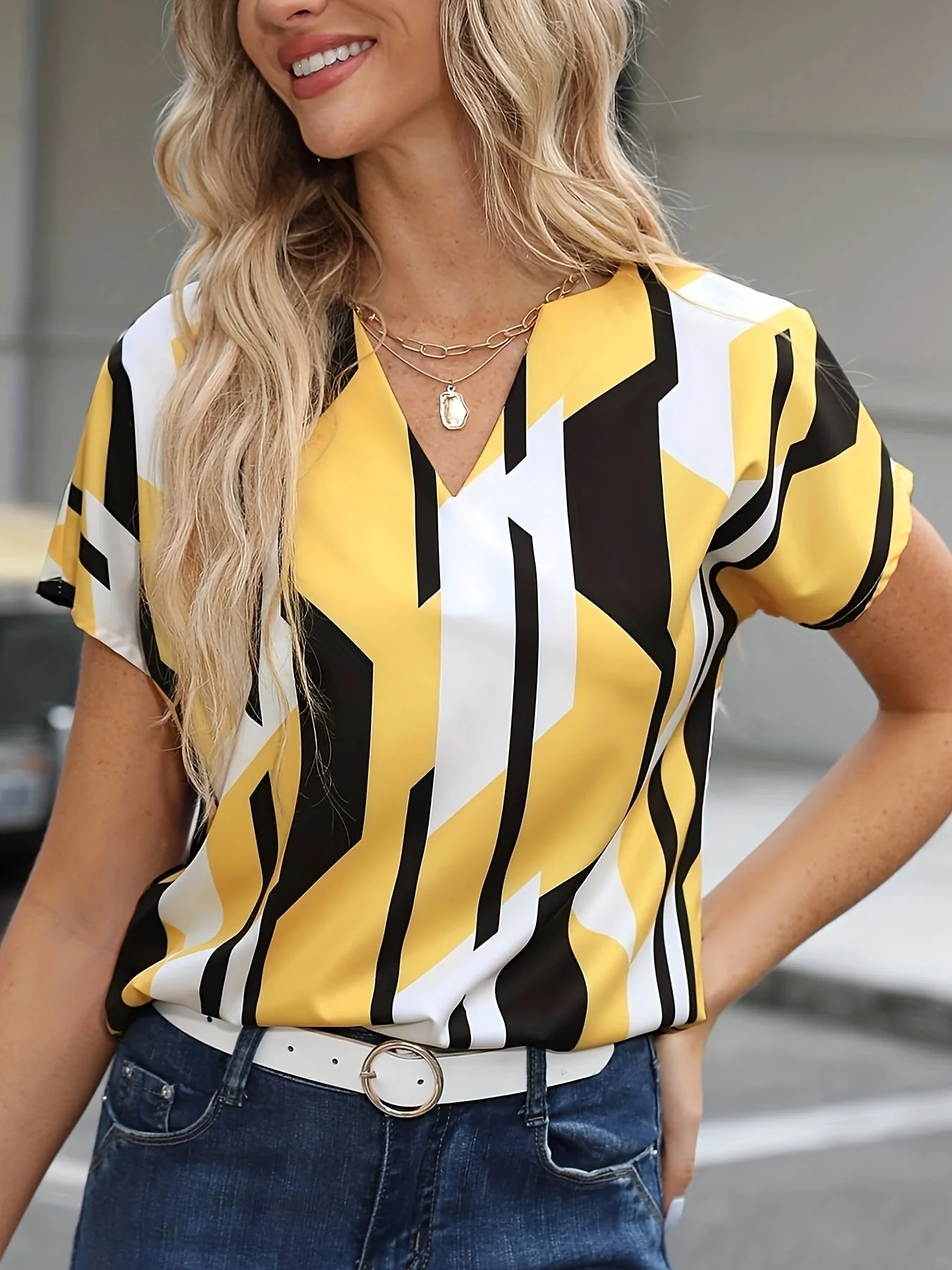 Damen Vintage Bluse mit geometrischem Muster und V-Ausschnitt – Modische Sommerbluse für Alltag und Büro