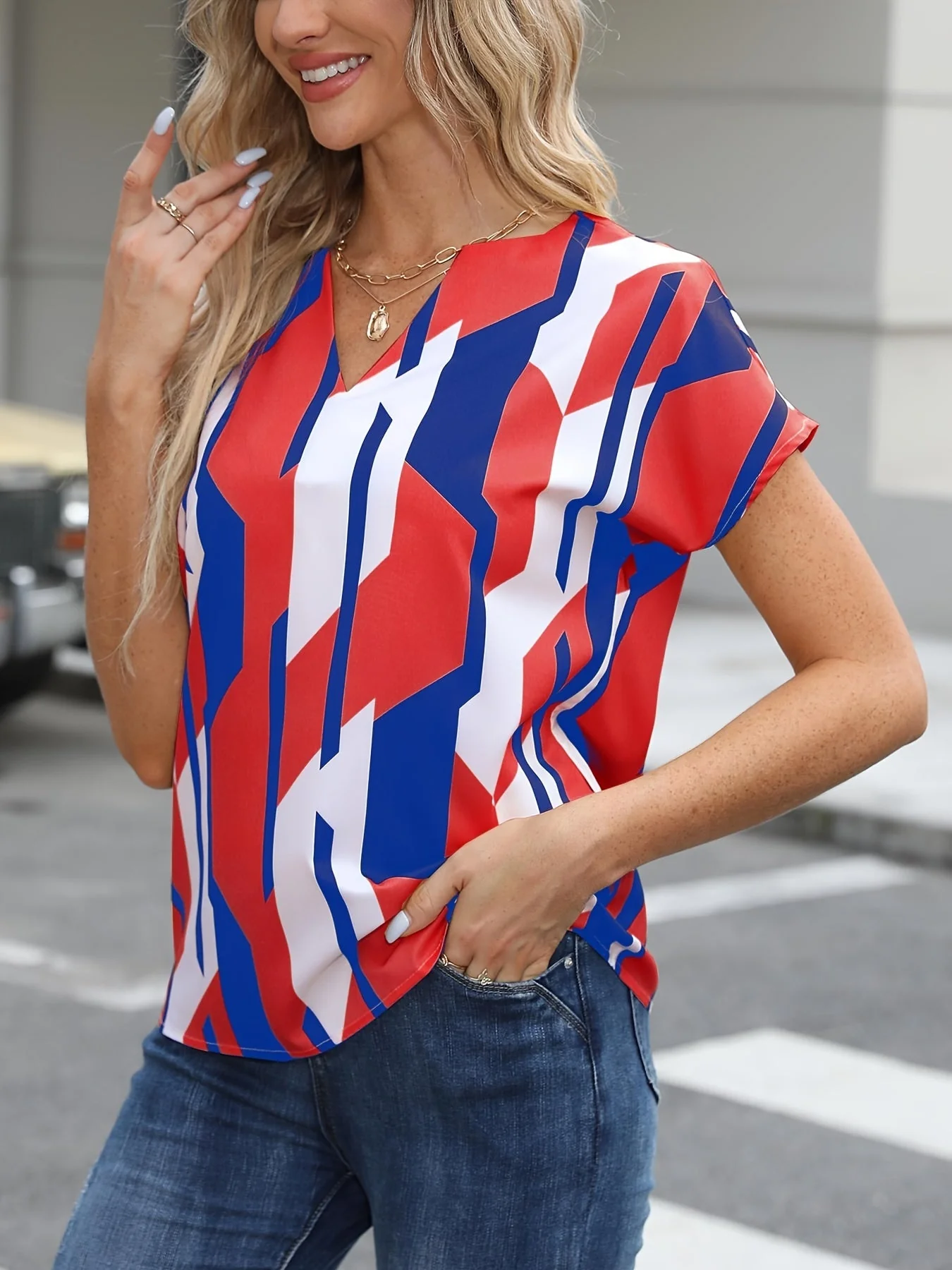 Damen Vintage Bluse mit geometrischem Muster und V-Ausschnitt – Modische Sommerbluse für Alltag und Büro - Image 10
