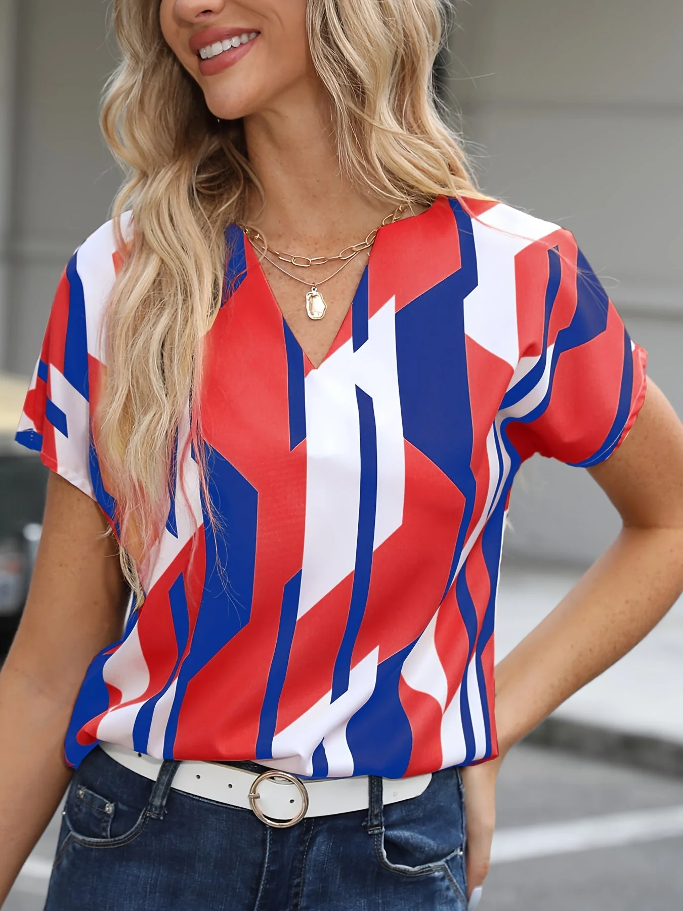 Damen Vintage Bluse mit geometrischem Muster und V-Ausschnitt – Modische Sommerbluse für Alltag und Büro - Image 2