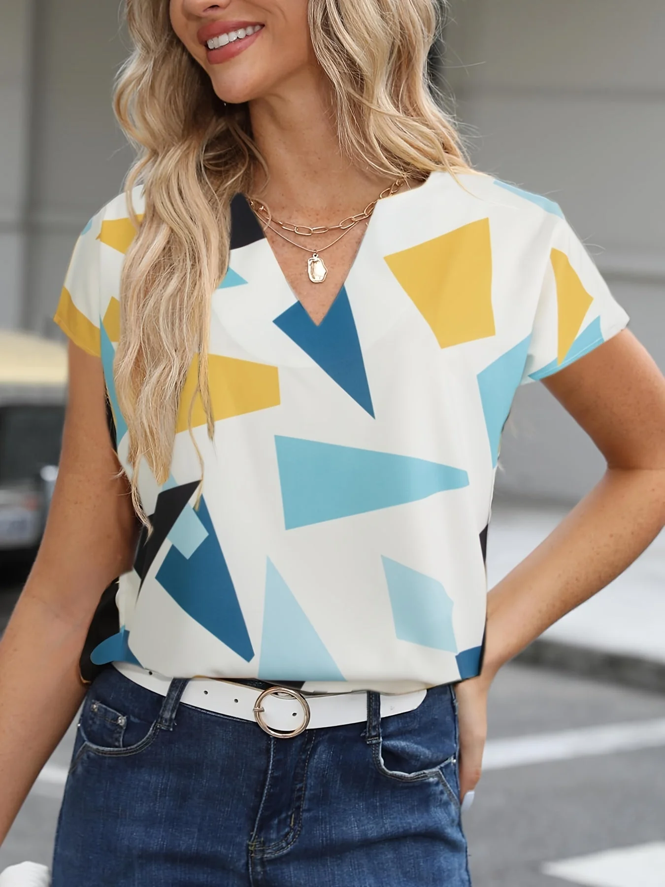 Damen Vintage Bluse mit geometrischem Muster und V-Ausschnitt – Modische Sommerbluse für Alltag und Büro - Image 3