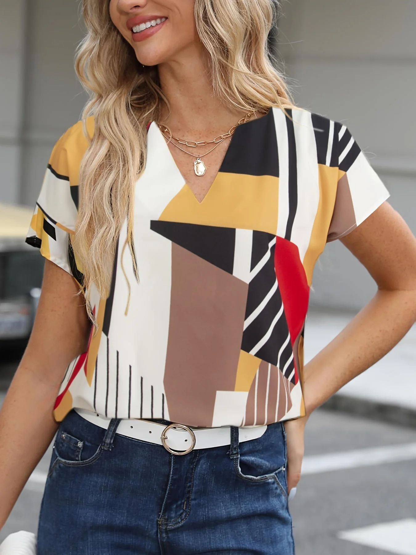 Damen Vintage Bluse mit geometrischem Muster und V-Ausschnitt – Modische Sommerbluse für Alltag und Büro - Image 8