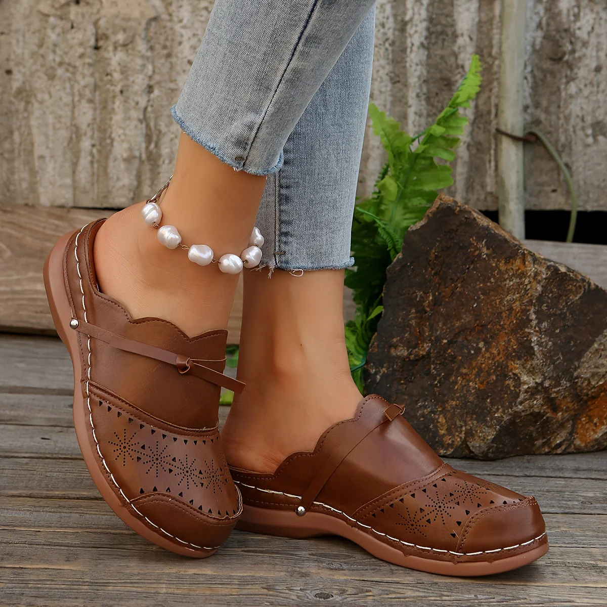 Damen Vintage Pantoletten mit Lochmuster und Plateauabsatz – Bequeme Slip-On Schuhe für Alltag und Freizeit - Image 2