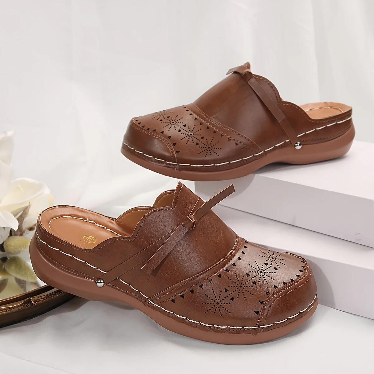 Damen Vintage Pantoletten mit Lochmuster und Plateauabsatz – Bequeme Slip-On Schuhe für Alltag und Freizeit - Image 3