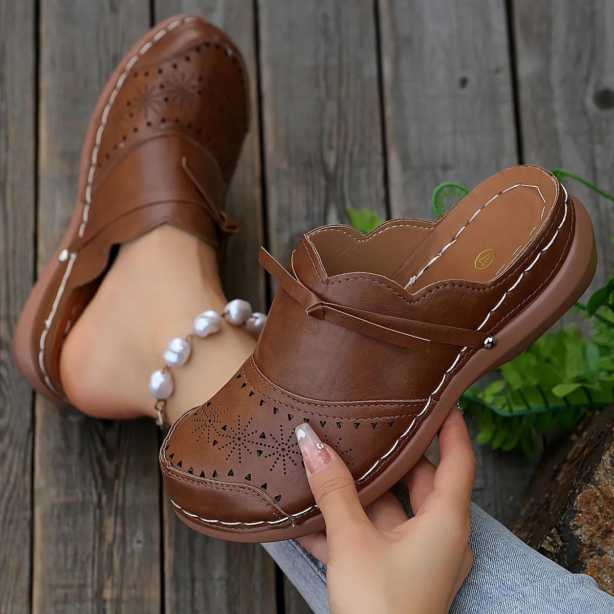 Damen Vintage Pantoletten mit Lochmuster und Plateauabsatz – Bequeme Slip-On Schuhe für Alltag und Freizeit - Image 4