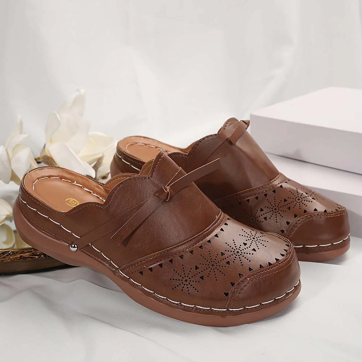 Damen Vintage Pantoletten mit Lochmuster und Plateauabsatz – Bequeme Slip-On Schuhe für Alltag und Freizeit - Image 7