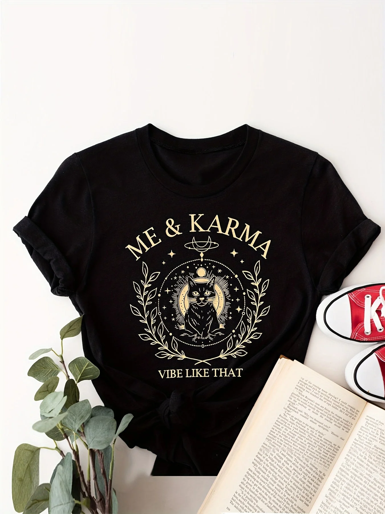 Damen Vintage T-Shirt mit Katze und Karma Spruch – Mystischer Boho Stil, Freizeit & Statement Mode