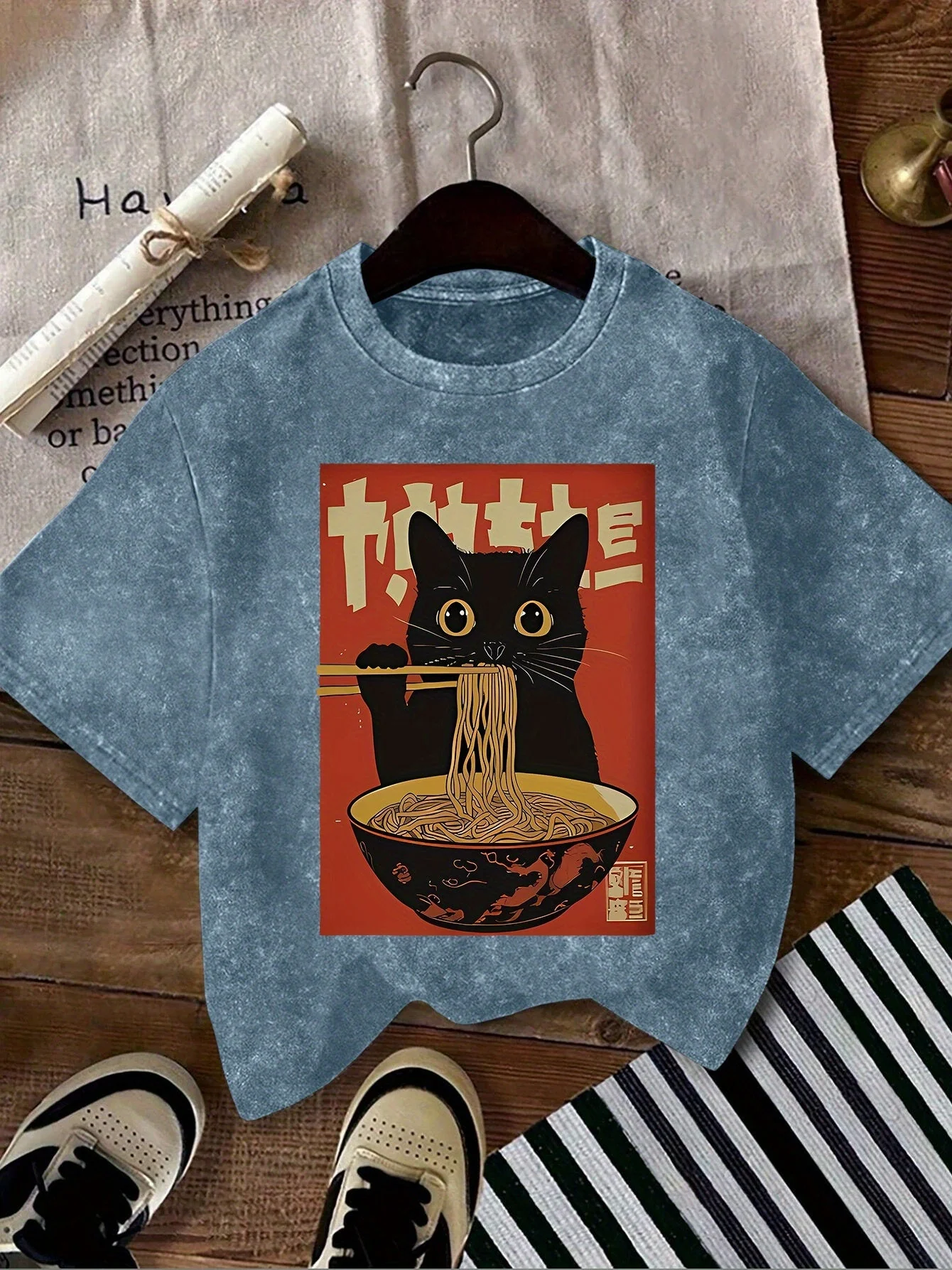 Damen Vintage T-Shirt mit Katzen- und Ramen-Print – Lustiges Grafikshirt für Freizeit und Streetwear - Image 3
