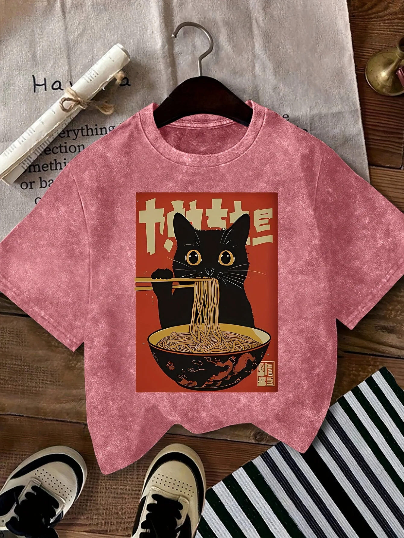 Damen Vintage T-Shirt mit Katzen- und Ramen-Print – Lustiges Grafikshirt für Freizeit und Streetwear - Image 5