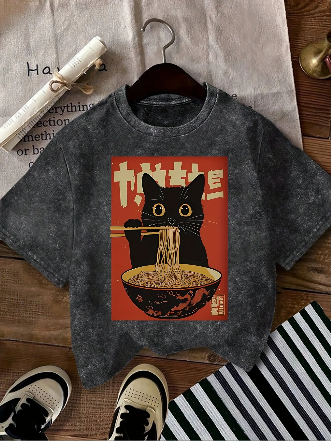 Damen Vintage T-Shirt mit Katzen- und Ramen-Print – Lustiges Grafikshirt für Freizeit und Streetwear - Image 6