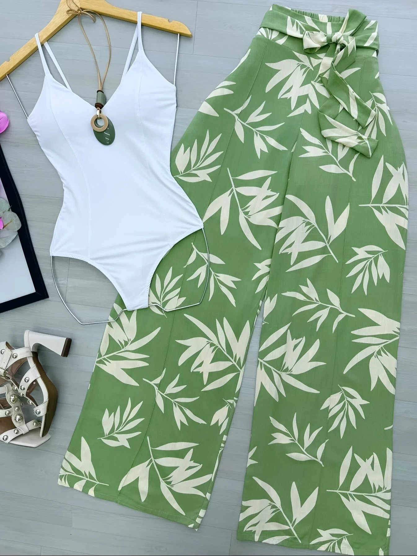 Damen Weite Palazzo-Hose mit tropischem Blattmuster – Eleganter Sommer-Look für Alltag & Urlaub - Image 2