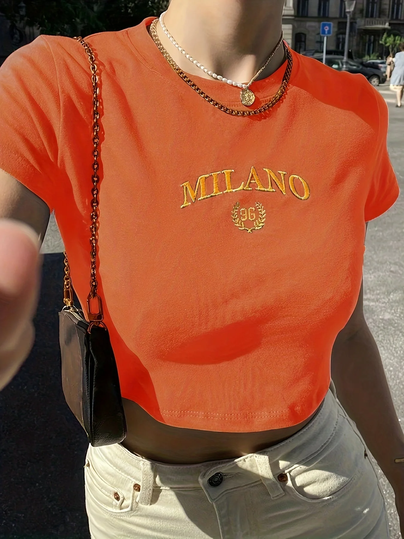 Damen Y2K Milano Crop Top T-Shirt mit Stickerei – Trendiges Sommer Streetwear - Image 2