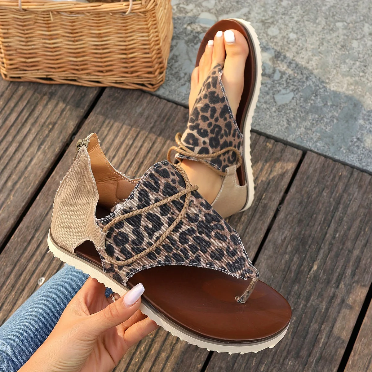 Damen Zehentrenner Sandalen mit Leopardenmuster – Modische Sommerschuhe für Freizeit und Urlaub - Image 4