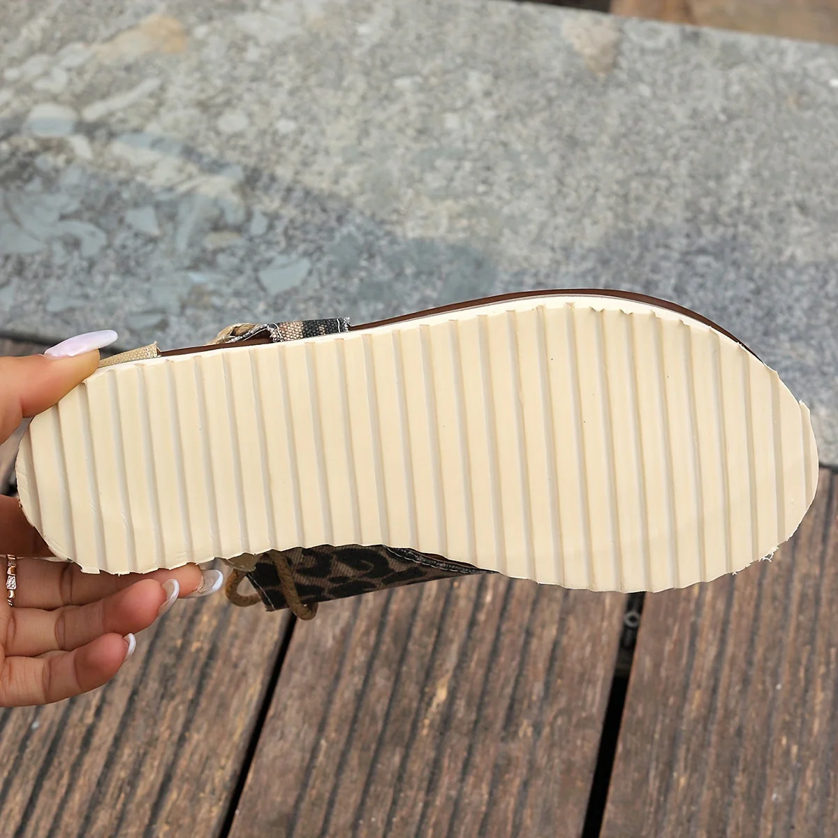 Damen Zehentrenner Sandalen mit Leopardenmuster – Modische Sommerschuhe für Freizeit und Urlaub - Image 6