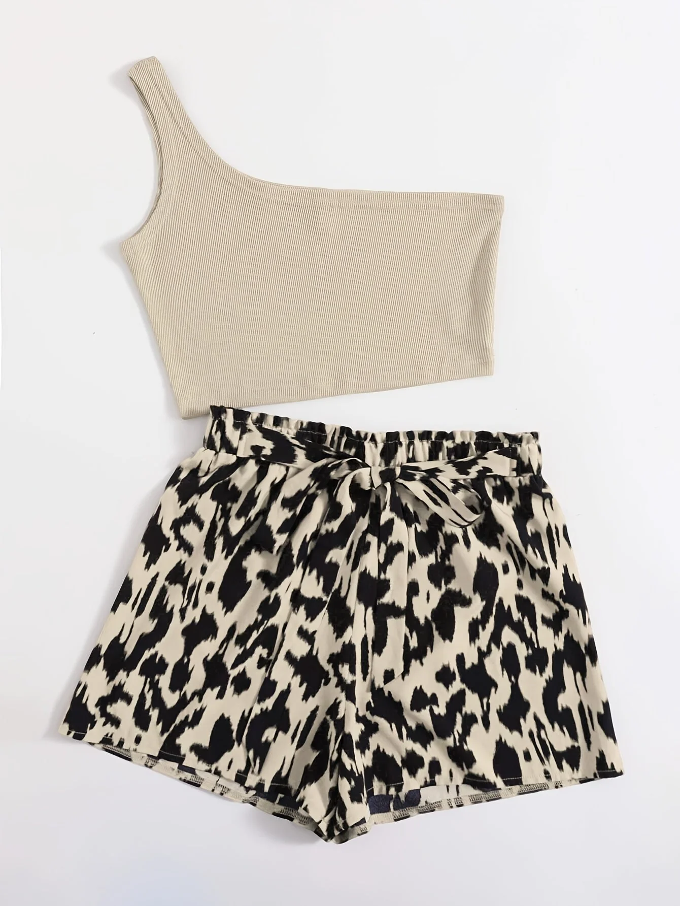Damen Zweiteiler Set mit One-Shoulder Top und Animal Print Shorts – Elegantes Sommer Outfit