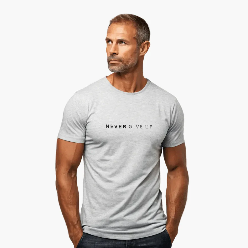 Herren Motiv T-Shirt mit Statement-Print "NEVER GIVE UP" – Modernes Freizeit- & Fitnessshirt - Image 2