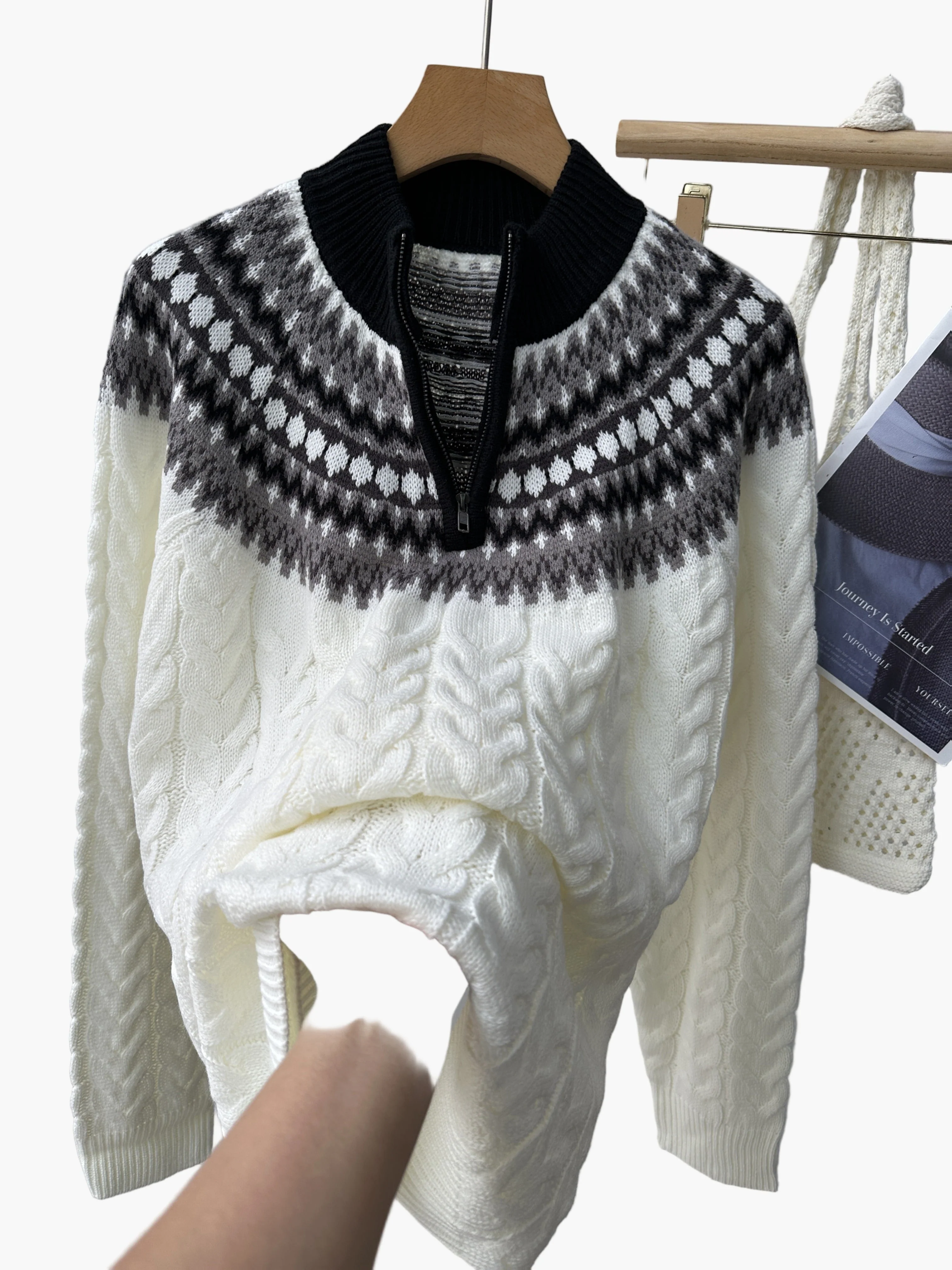 Herren Pullover im Norwegerstil mit Zopfmuster und Stehkragen – Lässiger Winter Strickpullover mit Viertelreißverschluss - Image 4
