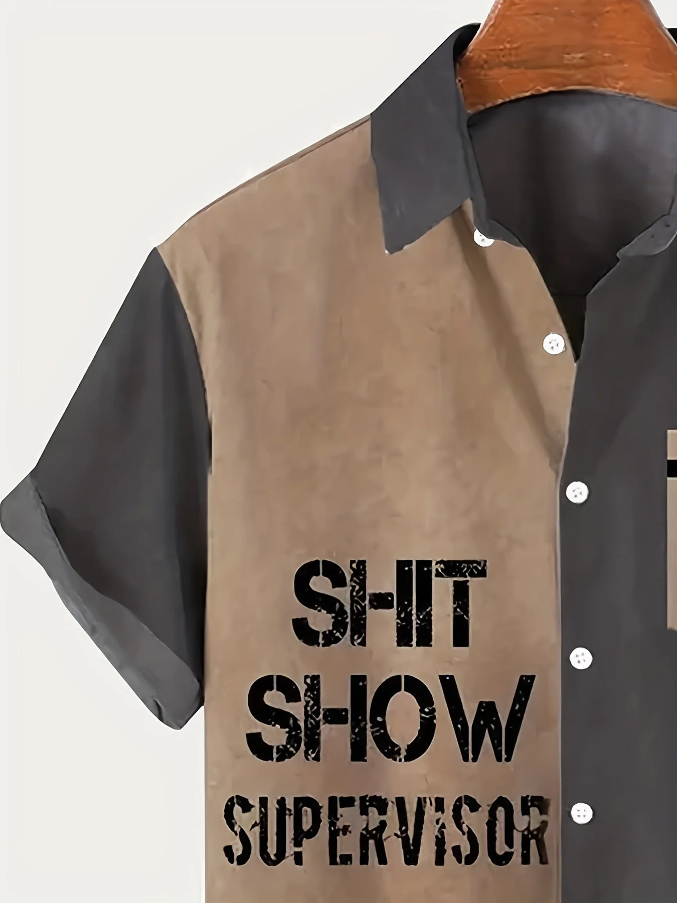 Herren Vintage Hemd mit Aufdruck 'Shit Show Supervisor' – Lustiges Sommer Kurzarmhemd für Erwachsene - Image 3