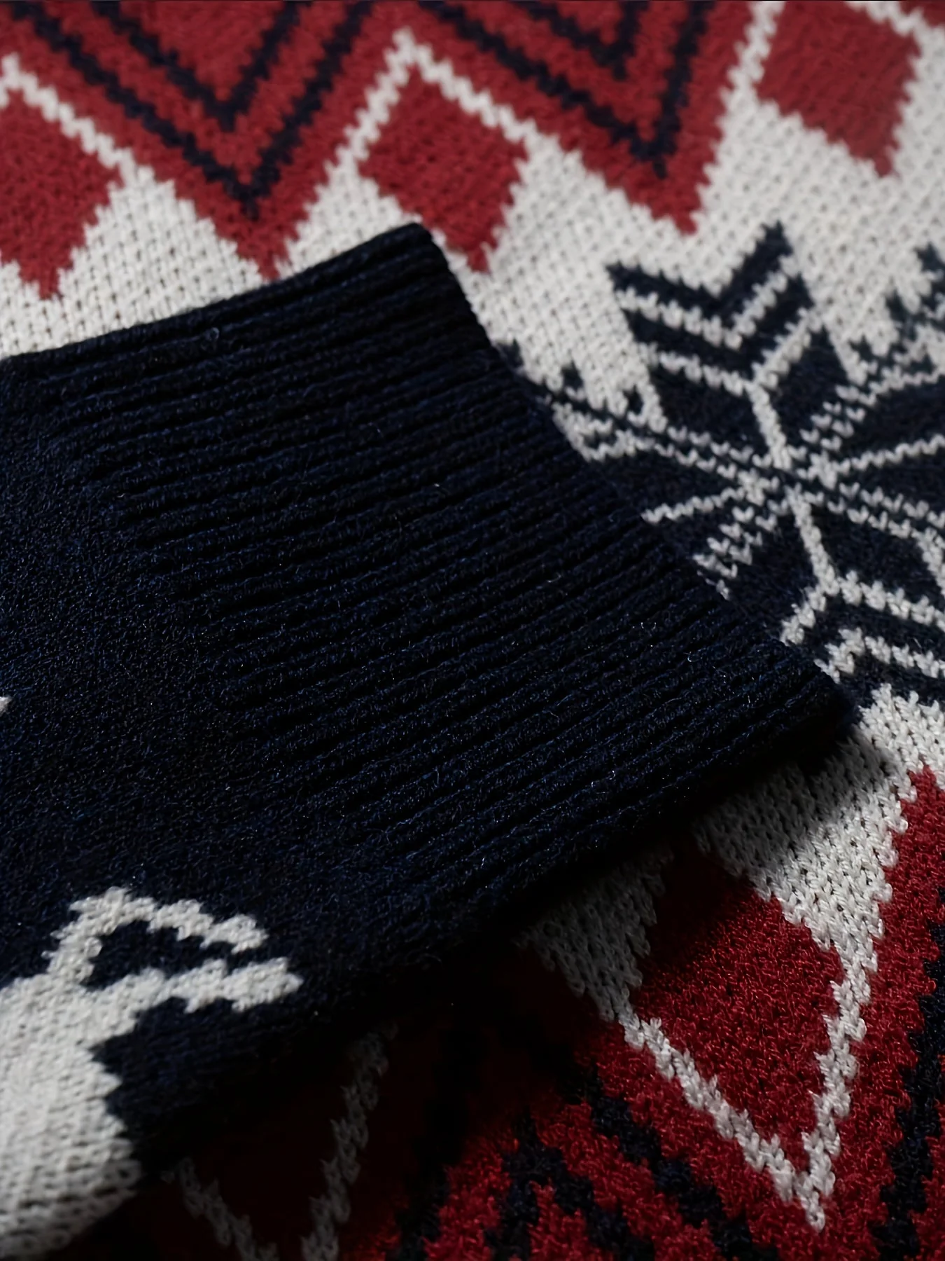Herren Weihnachtspullover mit Rentier- und Schneeflockenmotiv – Klassischer Winter-Style für festliche Anlässe - Image 5