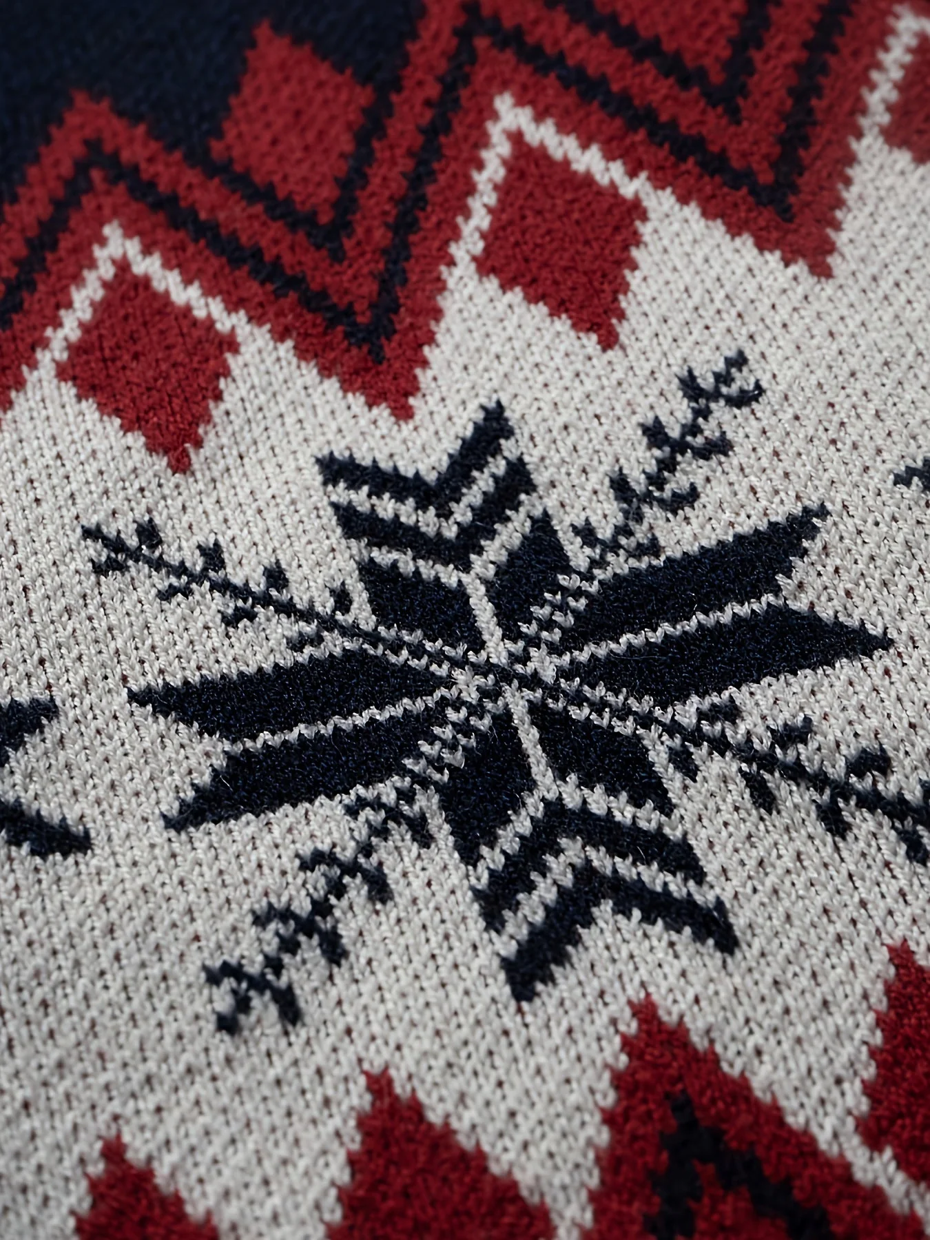 Herren Weihnachtspullover mit Rentier- und Schneeflockenmotiv – Klassischer Winter-Style für festliche Anlässe - Image 6