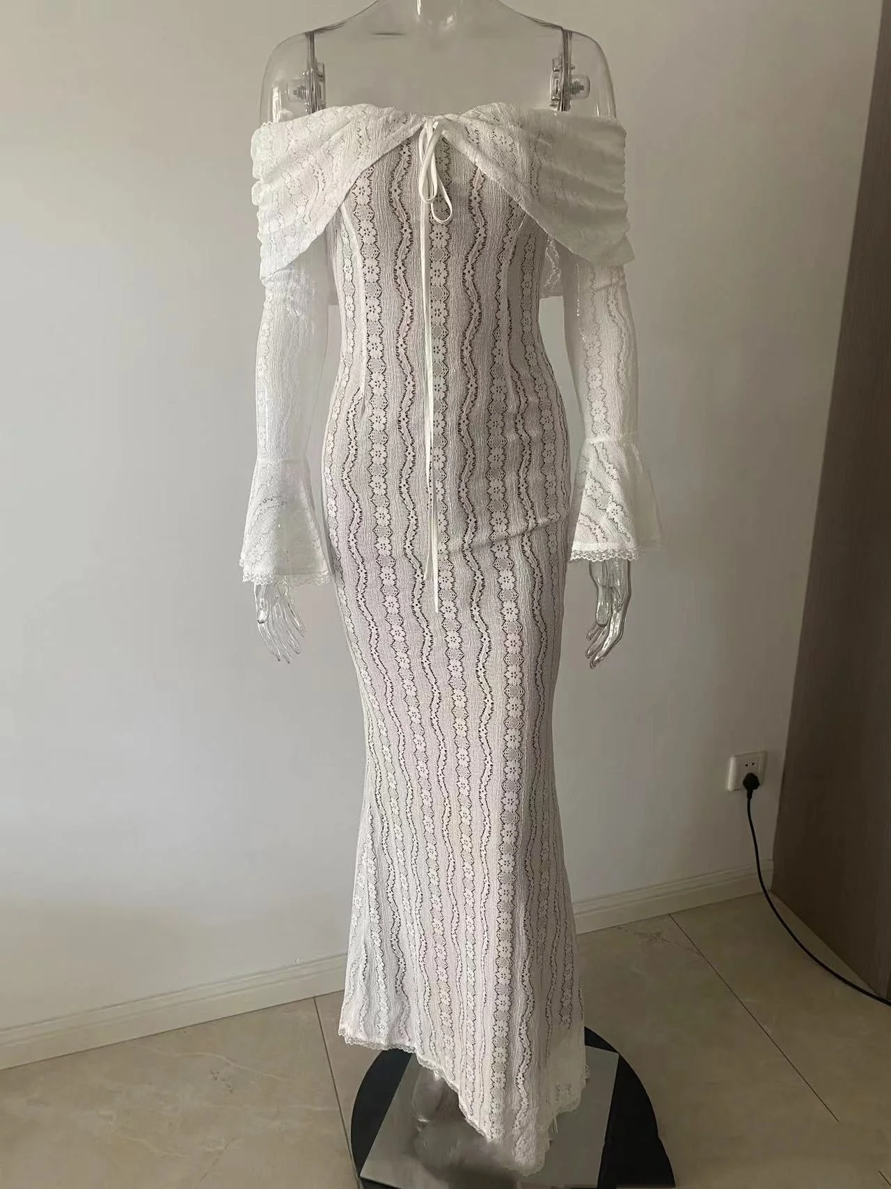 Shannon – Off-Shoulder Kleid mit Glockenärmel - Image 6